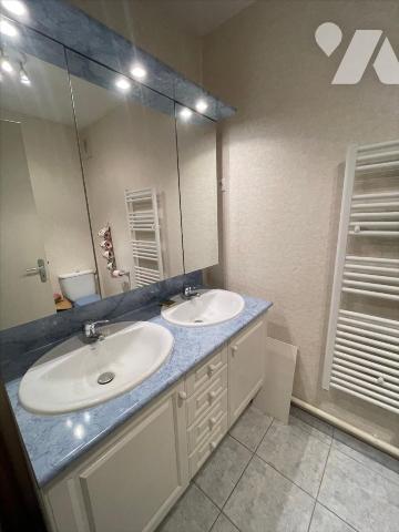 Centre ville.Rare !Appartement de type 4 avec 2 balcons (vérandas) et 2 garages fermés.Il se co...