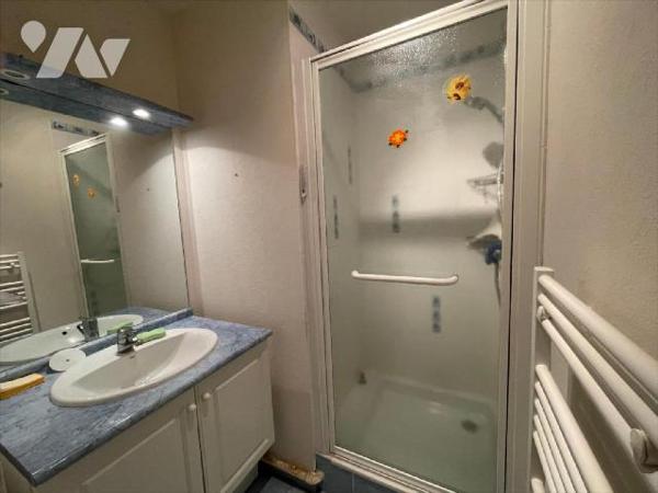 Centre ville.Rare !Appartement de type 4 avec 2 balcons (vérandas) et 2 garages fermés.Il se co...