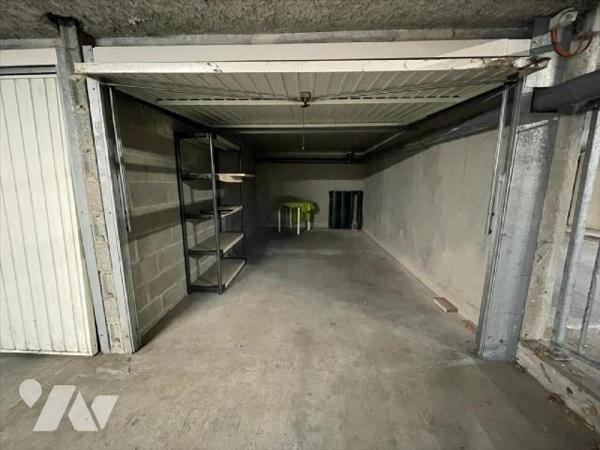 Centre ville.Rare !Appartement de type 4 avec 2 balcons (vérandas) et 2 garages fermés.Il se co...