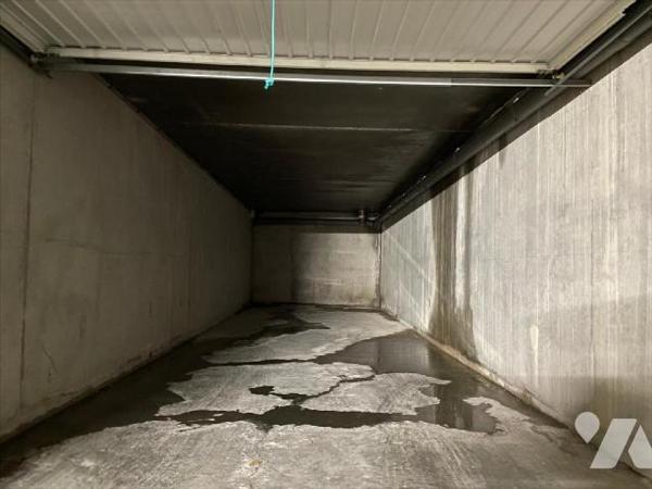 Centre ville.Rare !Appartement de type 4 avec 2 balcons (vérandas) et 2 garages fermés.Il se co...