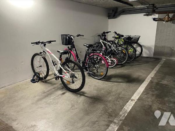 Centre ville.Rare !Appartement de type 4 avec 2 balcons (vérandas) et 2 garages fermés.Il se co...