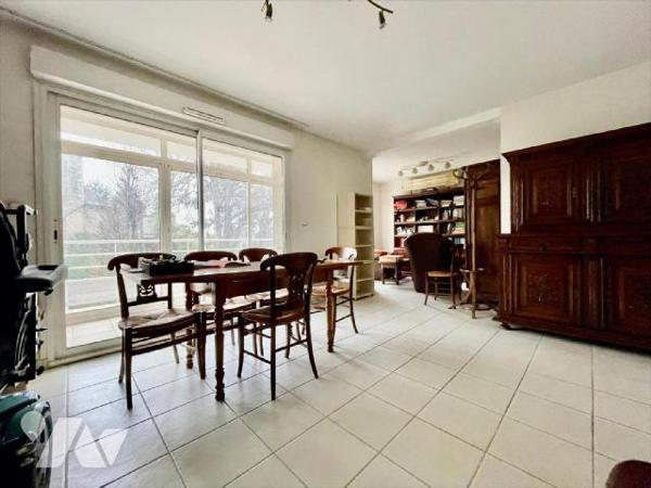 Centre ville.Rare !Appartement de type 4 avec 2 balcons (vérandas) et 2 garages fermés.Il se co...