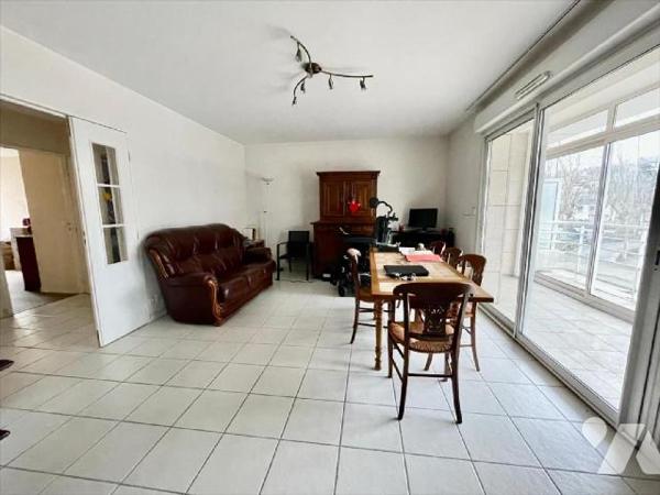 Centre ville.Rare !Appartement de type 4 avec 2 balcons (vérandas) et 2 garages fermés.Il se co...