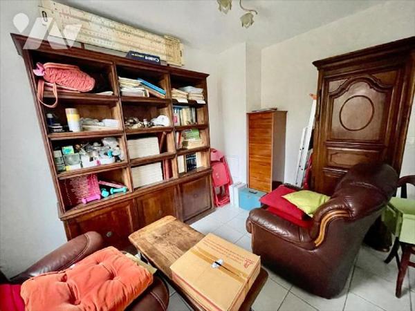 Centre ville.Rare !Appartement de type 4 avec 2 balcons (vérandas) et 2 garages fermés.Il se co...