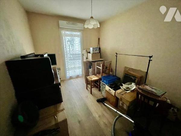 Centre ville.Rare !Appartement de type 4 avec 2 balcons (vérandas) et 2 garages fermés.Il se co...