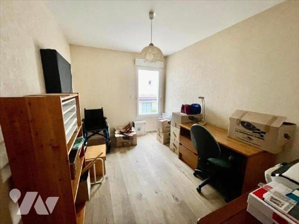 Centre ville.Rare !Appartement de type 4 avec 2 balcons (vérandas) et 2 garages fermés.Il se co...