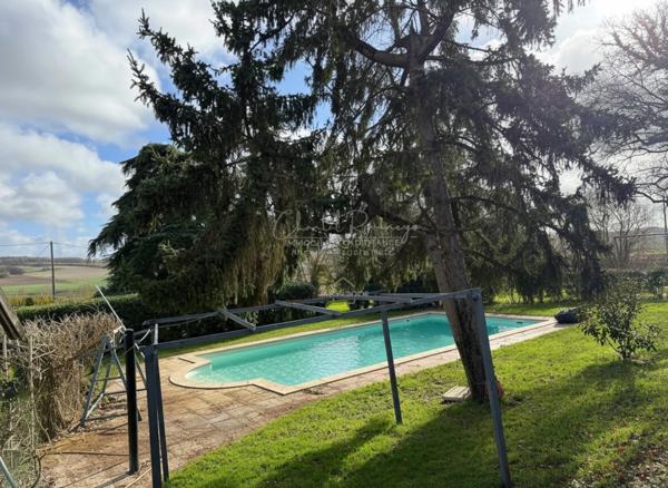 VIAGER OCCUPÉ – Maison de caractère avec piscine + dépendances – Grand jardin – LÉSIGNY (86)