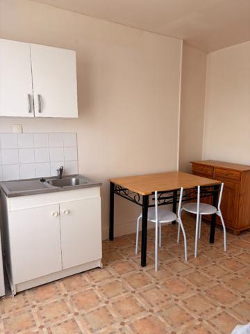 A LOUER STUDIO MEUBLE PROCHE DE LA GARE A ST QUENTIN 02100.