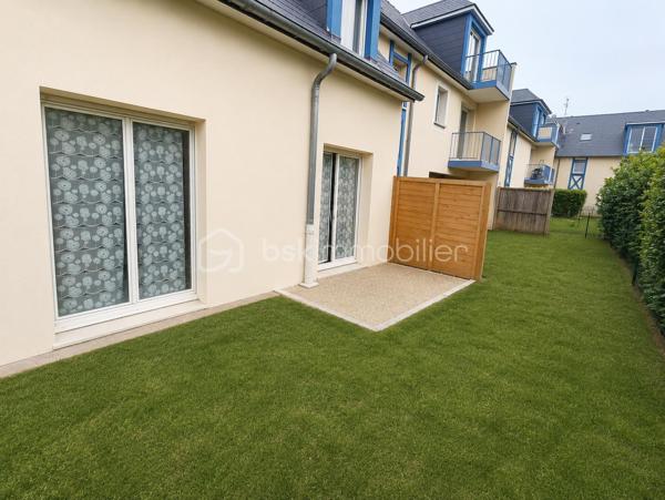 Vous recherchez un logement sur LISIEUX, proche de toutes les commodités et des écoles ? Ne manquez pas cette belle opportunité avec cette jolie maison de 4 pièces !

Située au sein d'une résidence calme cette charmante maison mitoyenne d'un côté de 91 m² environ se compose d'une entrée desservant un séjour lumineux, une cuisine ouverte avec son accès direct à sa terrasse exposée SUD EST espace incontournable pour vos soirées en famille ou entre amis, une suite parentale avec salle d'eau et WC séparé.

A l'étage : un palier donnant sur deux belles et grandes chambres, une salle de bains et WC séparé.

Un garage et une place de parking privative complètent ce bien.

Charges faibles.

***A VISITER SANS TARDER ***

Les+++ : A proximité du parcours sportif, Ligne n°6 LEXOBUS, 3 km du centre ville, 4km de la gare, 2 km de la zone commerciale. Accès direct vers Deauville (A13) et Paris (N13).

Besoin de plus d'informations ? Vous souhaitez faire estimer votre bien ? Je suis à votre disposition 7j/7 pour vous offrir un service SUR MESURE
Cette annonce référence 328087 vous est présentée par votre agent commercial BSK Immobilier SANDRINE DECAUX (EI) immatriculé au RSAC de LISIEUX (14100) sous le numéro 89794816200010.