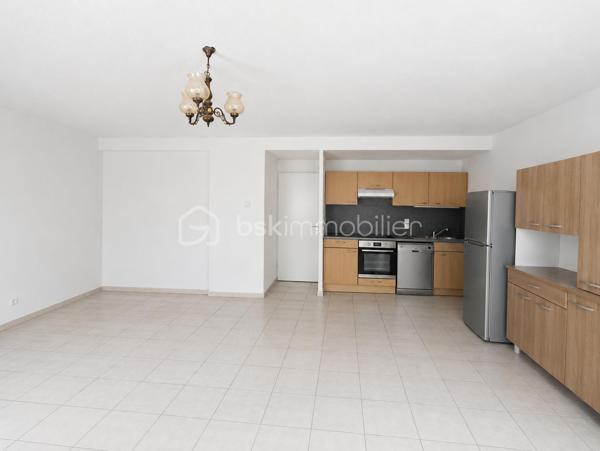 Vous recherchez un logement sur LISIEUX, proche de toutes les commodités et des écoles ? Ne manquez pas cette belle opportunité avec cette jolie maison de 4 pièces !

Située au sein d'une résidence calme cette charmante maison mitoyenne d'un côté de 91 m² environ se compose d'une entrée desservant un séjour lumineux, une cuisine ouverte avec son accès direct à sa terrasse exposée SUD EST espace incontournable pour vos soirées en famille ou entre amis, une suite parentale avec salle d'eau et WC séparé.

A l'étage : un palier donnant sur deux belles et grandes chambres, une salle de bains et WC séparé.

Un garage et une place de parking privative complètent ce bien.

Charges faibles.

***A VISITER SANS TARDER ***

Les+++ : A proximité du parcours sportif, Ligne n°6 LEXOBUS, 3 km du centre ville, 4km de la gare, 2 km de la zone commerciale. Accès direct vers Deauville (A13) et Paris (N13).

Besoin de plus d'informations ? Vous souhaitez faire estimer votre bien ? Je suis à votre disposition 7j/7 pour vous offrir un service SUR MESURE
Cette annonce référence 328087 vous est présentée par votre agent commercial BSK Immobilier SANDRINE DECAUX (EI) immatriculé au RSAC de LISIEUX (14100) sous le numéro 89794816200010.