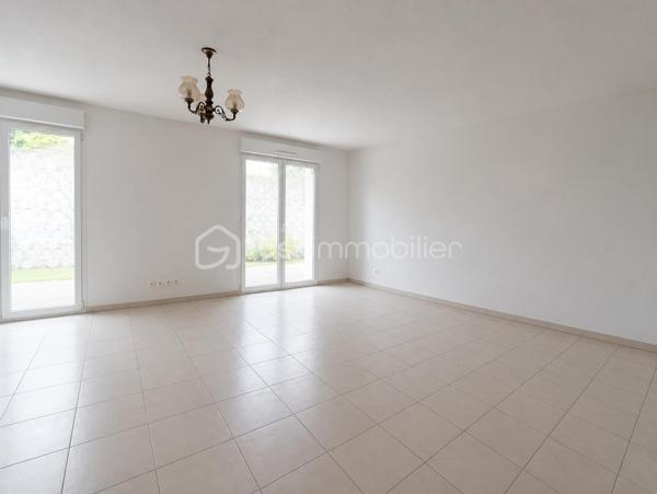 Vous recherchez un logement sur LISIEUX, proche de toutes les commodités et des écoles ? Ne manquez pas cette belle opportunité avec cette jolie maison de 4 pièces !

Située au sein d'une résidence calme cette charmante maison mitoyenne d'un côté de 91 m² environ se compose d'une entrée desservant un séjour lumineux, une cuisine ouverte avec son accès direct à sa terrasse exposée SUD EST espace incontournable pour vos soirées en famille ou entre amis, une suite parentale avec salle d'eau et WC séparé.

A l'étage : un palier donnant sur deux belles et grandes chambres, une salle de bains et WC séparé.

Un garage et une place de parking privative complètent ce bien.

Charges faibles.

***A VISITER SANS TARDER ***

Les+++ : A proximité du parcours sportif, Ligne n°6 LEXOBUS, 3 km du centre ville, 4km de la gare, 2 km de la zone commerciale. Accès direct vers Deauville (A13) et Paris (N13).

Besoin de plus d'informations ? Vous souhaitez faire estimer votre bien ? Je suis à votre disposition 7j/7 pour vous offrir un service SUR MESURE
Cette annonce référence 328087 vous est présentée par votre agent commercial BSK Immobilier SANDRINE DECAUX (EI) immatriculé au RSAC de LISIEUX (14100) sous le numéro 89794816200010.