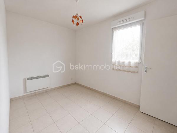 Vous recherchez un logement sur LISIEUX, proche de toutes les commodités et des écoles ? Ne manquez pas cette belle opportunité avec cette jolie maison de 4 pièces !

Située au sein d'une résidence calme cette charmante maison mitoyenne d'un côté de 91 m² environ se compose d'une entrée desservant un séjour lumineux, une cuisine ouverte avec son accès direct à sa terrasse exposée SUD EST espace incontournable pour vos soirées en famille ou entre amis, une suite parentale avec salle d'eau et WC séparé.

A l'étage : un palier donnant sur deux belles et grandes chambres, une salle de bains et WC séparé.

Un garage et une place de parking privative complètent ce bien.

Charges faibles.

***A VISITER SANS TARDER ***

Les+++ : A proximité du parcours sportif, Ligne n°6 LEXOBUS, 3 km du centre ville, 4km de la gare, 2 km de la zone commerciale. Accès direct vers Deauville (A13) et Paris (N13).

Besoin de plus d'informations ? Vous souhaitez faire estimer votre bien ? Je suis à votre disposition 7j/7 pour vous offrir un service SUR MESURE
Cette annonce référence 328087 vous est présentée par votre agent commercial BSK Immobilier SANDRINE DECAUX (EI) immatriculé au RSAC de LISIEUX (14100) sous le numéro 89794816200010.