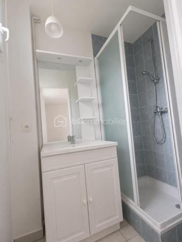 Vous recherchez un logement sur LISIEUX, proche de toutes les commodités et des écoles ? Ne manquez pas cette belle opportunité avec cette jolie maison de 4 pièces !

Située au sein d'une résidence calme cette charmante maison mitoyenne d'un côté de 91 m² environ se compose d'une entrée desservant un séjour lumineux, une cuisine ouverte avec son accès direct à sa terrasse exposée SUD EST espace incontournable pour vos soirées en famille ou entre amis, une suite parentale avec salle d'eau et WC séparé.

A l'étage : un palier donnant sur deux belles et grandes chambres, une salle de bains et WC séparé.

Un garage et une place de parking privative complètent ce bien.

Charges faibles.

***A VISITER SANS TARDER ***

Les+++ : A proximité du parcours sportif, Ligne n°6 LEXOBUS, 3 km du centre ville, 4km de la gare, 2 km de la zone commerciale. Accès direct vers Deauville (A13) et Paris (N13).

Besoin de plus d'informations ? Vous souhaitez faire estimer votre bien ? Je suis à votre disposition 7j/7 pour vous offrir un service SUR MESURE
Cette annonce référence 328087 vous est présentée par votre agent commercial BSK Immobilier SANDRINE DECAUX (EI) immatriculé au RSAC de LISIEUX (14100) sous le numéro 89794816200010.