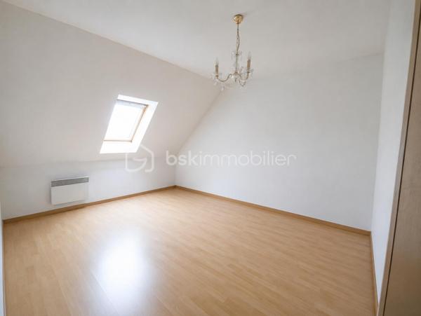 Vous recherchez un logement sur LISIEUX, proche de toutes les commodités et des écoles ? Ne manquez pas cette belle opportunité avec cette jolie maison de 4 pièces !

Située au sein d'une résidence calme cette charmante maison mitoyenne d'un côté de 91 m² environ se compose d'une entrée desservant un séjour lumineux, une cuisine ouverte avec son accès direct à sa terrasse exposée SUD EST espace incontournable pour vos soirées en famille ou entre amis, une suite parentale avec salle d'eau et WC séparé.

A l'étage : un palier donnant sur deux belles et grandes chambres, une salle de bains et WC séparé.

Un garage et une place de parking privative complètent ce bien.

Charges faibles.

***A VISITER SANS TARDER ***

Les+++ : A proximité du parcours sportif, Ligne n°6 LEXOBUS, 3 km du centre ville, 4km de la gare, 2 km de la zone commerciale. Accès direct vers Deauville (A13) et Paris (N13).

Besoin de plus d'informations ? Vous souhaitez faire estimer votre bien ? Je suis à votre disposition 7j/7 pour vous offrir un service SUR MESURE
Cette annonce référence 328087 vous est présentée par votre agent commercial BSK Immobilier SANDRINE DECAUX (EI) immatriculé au RSAC de LISIEUX (14100) sous le numéro 89794816200010.