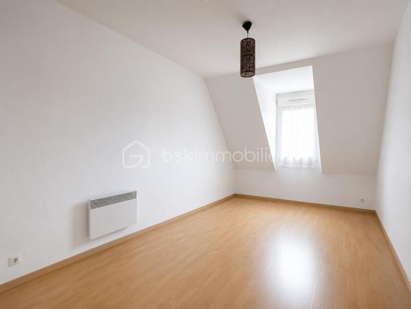 Vous recherchez un logement sur LISIEUX, proche de toutes les commodités et des écoles ? Ne manquez pas cette belle opportunité avec cette jolie maison de 4 pièces !

Située au sein d'une résidence calme cette charmante maison mitoyenne d'un côté de 91 m² environ se compose d'une entrée desservant un séjour lumineux, une cuisine ouverte avec son accès direct à sa terrasse exposée SUD EST espace incontournable pour vos soirées en famille ou entre amis, une suite parentale avec salle d'eau et WC séparé.

A l'étage : un palier donnant sur deux belles et grandes chambres, une salle de bains et WC séparé.

Un garage et une place de parking privative complètent ce bien.

Charges faibles.

***A VISITER SANS TARDER ***

Les+++ : A proximité du parcours sportif, Ligne n°6 LEXOBUS, 3 km du centre ville, 4km de la gare, 2 km de la zone commerciale. Accès direct vers Deauville (A13) et Paris (N13).

Besoin de plus d'informations ? Vous souhaitez faire estimer votre bien ? Je suis à votre disposition 7j/7 pour vous offrir un service SUR MESURE
Cette annonce référence 328087 vous est présentée par votre agent commercial BSK Immobilier SANDRINE DECAUX (EI) immatriculé au RSAC de LISIEUX (14100) sous le numéro 89794816200010.
