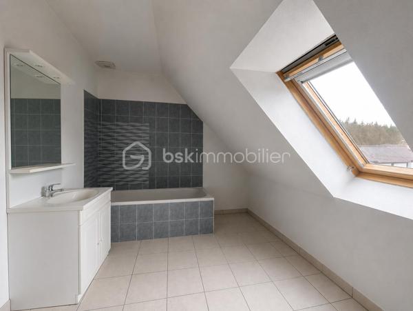 Vous recherchez un logement sur LISIEUX, proche de toutes les commodités et des écoles ? Ne manquez pas cette belle opportunité avec cette jolie maison de 4 pièces !

Située au sein d'une résidence calme cette charmante maison mitoyenne d'un côté de 91 m² environ se compose d'une entrée desservant un séjour lumineux, une cuisine ouverte avec son accès direct à sa terrasse exposée SUD EST espace incontournable pour vos soirées en famille ou entre amis, une suite parentale avec salle d'eau et WC séparé.

A l'étage : un palier donnant sur deux belles et grandes chambres, une salle de bains et WC séparé.

Un garage et une place de parking privative complètent ce bien.

Charges faibles.

***A VISITER SANS TARDER ***

Les+++ : A proximité du parcours sportif, Ligne n°6 LEXOBUS, 3 km du centre ville, 4km de la gare, 2 km de la zone commerciale. Accès direct vers Deauville (A13) et Paris (N13).

Besoin de plus d'informations ? Vous souhaitez faire estimer votre bien ? Je suis à votre disposition 7j/7 pour vous offrir un service SUR MESURE
Cette annonce référence 328087 vous est présentée par votre agent commercial BSK Immobilier SANDRINE DECAUX (EI) immatriculé au RSAC de LISIEUX (14100) sous le numéro 89794816200010.
