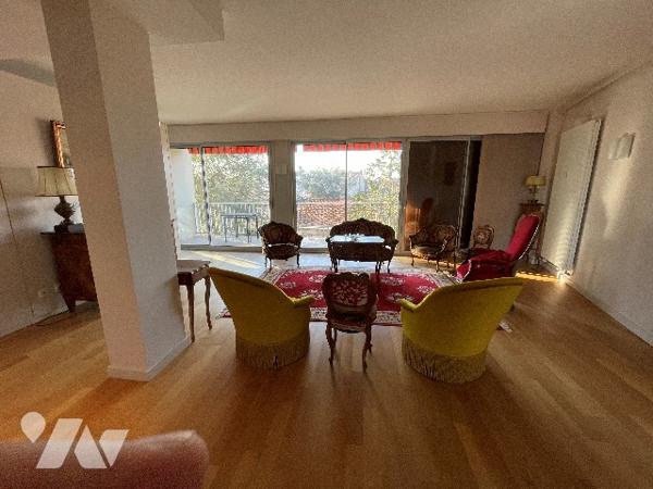 Splendide appartement refait à neuf avec terrasse rue de la Ravinnelle avec un garage et une cave.