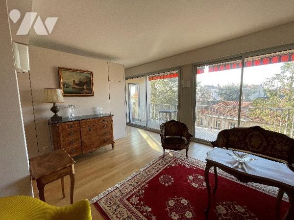 Splendide appartement refait à neuf avec terrasse rue de la Ravinnelle avec un garage et une cave.