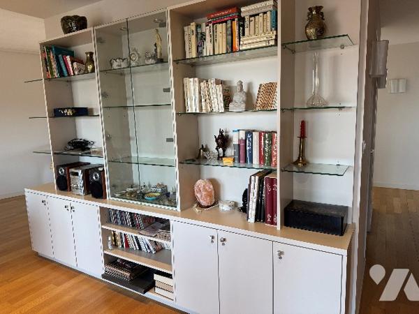 Splendide appartement refait à neuf avec terrasse rue de la Ravinnelle avec un garage et une cave.