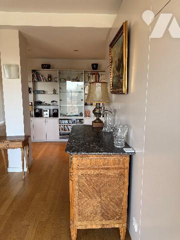 Splendide appartement refait à neuf avec terrasse rue de la Ravinnelle avec un garage et une cave.