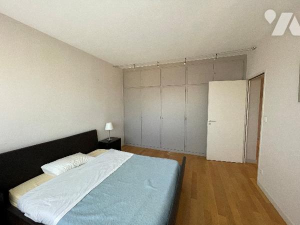 Splendide appartement refait à neuf avec terrasse rue de la Ravinnelle avec un garage et une cave.