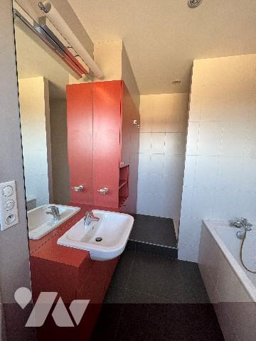 Splendide appartement refait à neuf avec terrasse rue de la Ravinnelle avec un garage et une cave.