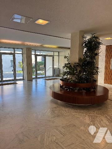 Splendide appartement refait à neuf avec terrasse rue de la Ravinnelle avec un garage et une cave.