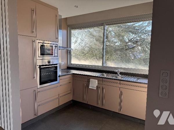 Splendide appartement refait à neuf avec terrasse rue de la Ravinnelle avec un garage et une cave.