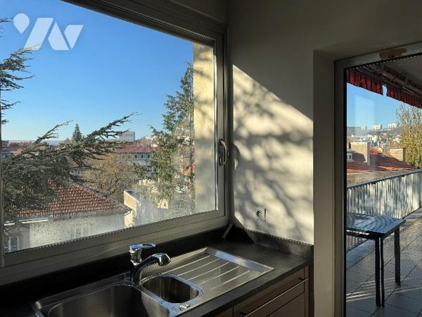 Splendide appartement refait à neuf avec terrasse rue de la Ravinnelle avec un garage et une cave.