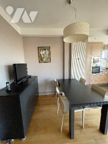 Splendide appartement refait à neuf avec terrasse rue de la Ravinnelle avec un garage et une cave.