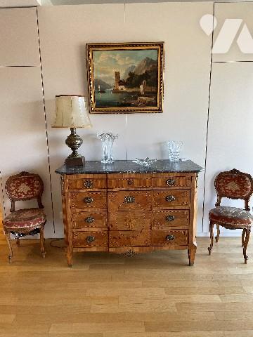 Splendide appartement refait à neuf avec terrasse rue de la Ravinnelle avec un garage et une cave.