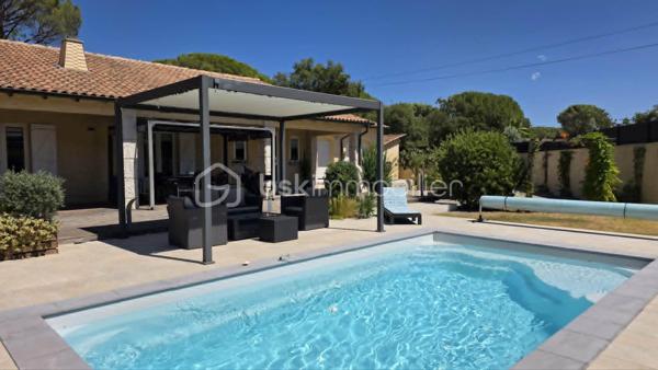 BSK IMMOBILIER – Valérie Barbieri vous propose à la vente, en Exclusivité, cette belle propriété familiale située à Vidauban, au cœur du Var.

À quelques minutes du centre du village et des commodités, découvrez cette charmante maison traditionnelle de plain-pied d'environ 170 m², implantée sur un magnifique terrain de 1 566 m² entièrement clos, arboré et exposé Sud-Ouest.

Nichée dans un environnement calme et recherché, cette propriété offre un cadre de vie privilégié, de beaux volumes et de nombreuses possibilités d'évolution. Aucun travaux à prévoir : vous n'avez plus qu'à poser vos valises !

🌿 VIDAUBAN, UN CADRE DE VIE IDÉAL AU CŒUR DU VAR

Vivre à Vidauban, c'est profiter d'un environnement typiquement provençal tout en bénéficiant d'une situation géographique particulièrement pratique.

La commune offre de nombreuses activités et commodités : commerces, écoles, restaurants, marché, associations, activités sportives et de loisirs, promenades et espaces naturels.

Sa situation permet également de rejoindre rapidement les principaux axes routiers et notamment l'autoroute A8, facilitant les déplacements vers Draguignan, Le Luc, Brignoles ou Fréjus.

Et pour profiter de la Méditerranée, la mer est accessible en environ 30 minutes, ce qui permet de conjuguer facilement vie au calme et escapades sur la Côte d'Azur.

🏡 UNE MAISON FAMILIALE AUX BEAUX VOLUMES

Vous serez séduits par une généreuse pièce de vie lumineuse et conviviale, idéale pour recevoir famille et amis, ainsi que par une cuisine entièrement équipée.

L'espace nuit se compose de 3 chambres, dont une belle suite parentale, offrant confort et intimité.

⭐ UN VÉRITABLE POTENTIEL D'ÉVOLUTION

Les combles aménageables constituent un véritable atout pour cette propriété.

Selon vos besoins et sous réserve des autorisations nécessaires, ils pourront permettre d'imaginer :

la création de chambres supplémentaires ; une salle de jeux ; un bureau ; une salle de loisirs ; ou tout simplement un espace supplémentaire de rangement.

Autre possibilité intéressante : le carport peut être transformé, en tout ou partie, en garage, permettant de créer un espace fermé supplémentaire pour stationner un véhicule ou disposer de davantage de rangement.

🌊 DES EXTÉRIEURS PROPICES À LA DÉTENTE

Le terrain de 1 566 m², entièrement clos et joliment arboré, offre un cadre agréable, verdoyant et préservé.

Vous profiterez d'une belle piscine de 6,10 x 3,30 m avec nage à contre-courant, parfaite pour les journées estivales.

Une pergola bioclimatique vient compléter cet espace extérieur et permet de profiter confortablement de la terrasse en toute saison.

Plusieurs abris de jardin offrent également des espaces de rangement pratiques.

🔑 LES PRESTATIONS: 
3 chambres dont une suite parentale
Cuisine entièrement équipée
Combles aménageables
Carport
Piscine 6,10 x 3,30 m avec nage à contre-courant
Pergola bioclimatique
Climatisation gainable
Fibre
Tout-à-l'égout
Toiture contrôlée et nettoyée récemment
Abris de jardin

❤️ UNE PROPRIÉTÉ COMPLÈTE ET ÉVOLUTIVE! AUCUN TRAVAUX A PREVOIR! 

Cette maison réunit de nombreux critères recherchés : volume, terrain, piscine, calme, prestations de qualité et potentiel d'évolution.

Elle conviendra aussi bien à une famille souhaitant s'installer à l'année qu'à un acquéreur à la recherche d'une résidence secondaire au cœur du Var, à proximité des axes routiers et de la Méditerranée.

Une belle opportunité à découvrir sans tarder ! Une visite s'impose!

📞 Contactez-moi pour plus d'informations et pour organiser votre visite.

Visites possibles tous les jours, week-ends et jours fériés, sur rendez-vous.