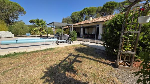 BSK IMMOBILIER – Valérie Barbieri vous propose à la vente, en Exclusivité, cette belle propriété familiale située à Vidauban, au cœur du Var.

À quelques minutes du centre du village et des commodités, découvrez cette charmante maison traditionnelle de plain-pied d'environ 170 m², implantée sur un magnifique terrain de 1 566 m² entièrement clos, arboré et exposé Sud-Ouest.

Nichée dans un environnement calme et recherché, cette propriété offre un cadre de vie privilégié, de beaux volumes et de nombreuses possibilités d'évolution. Aucun travaux à prévoir : vous n'avez plus qu'à poser vos valises !

🌿 VIDAUBAN, UN CADRE DE VIE IDÉAL AU CŒUR DU VAR

Vivre à Vidauban, c'est profiter d'un environnement typiquement provençal tout en bénéficiant d'une situation géographique particulièrement pratique.

La commune offre de nombreuses activités et commodités : commerces, écoles, restaurants, marché, associations, activités sportives et de loisirs, promenades et espaces naturels.

Sa situation permet également de rejoindre rapidement les principaux axes routiers et notamment l'autoroute A8, facilitant les déplacements vers Draguignan, Le Luc, Brignoles ou Fréjus.

Et pour profiter de la Méditerranée, la mer est accessible en environ 30 minutes, ce qui permet de conjuguer facilement vie au calme et escapades sur la Côte d'Azur.

🏡 UNE MAISON FAMILIALE AUX BEAUX VOLUMES

Vous serez séduits par une généreuse pièce de vie lumineuse et conviviale, idéale pour recevoir famille et amis, ainsi que par une cuisine entièrement équipée.

L'espace nuit se compose de 3 chambres, dont une belle suite parentale, offrant confort et intimité.

⭐ UN VÉRITABLE POTENTIEL D'ÉVOLUTION

Les combles aménageables constituent un véritable atout pour cette propriété.

Selon vos besoins et sous réserve des autorisations nécessaires, ils pourront permettre d'imaginer :

la création de chambres supplémentaires ; une salle de jeux ; un bureau ; une salle de loisirs ; ou tout simplement un espace supplémentaire de rangement.

Autre possibilité intéressante : le carport peut être transformé, en tout ou partie, en garage, permettant de créer un espace fermé supplémentaire pour stationner un véhicule ou disposer de davantage de rangement.

🌊 DES EXTÉRIEURS PROPICES À LA DÉTENTE

Le terrain de 1 566 m², entièrement clos et joliment arboré, offre un cadre agréable, verdoyant et préservé.

Vous profiterez d'une belle piscine de 6,10 x 3,30 m avec nage à contre-courant, parfaite pour les journées estivales.

Une pergola bioclimatique vient compléter cet espace extérieur et permet de profiter confortablement de la terrasse en toute saison.

Plusieurs abris de jardin offrent également des espaces de rangement pratiques.

🔑 LES PRESTATIONS: 
3 chambres dont une suite parentale
Cuisine entièrement équipée
Combles aménageables
Carport
Piscine 6,10 x 3,30 m avec nage à contre-courant
Pergola bioclimatique
Climatisation gainable
Fibre
Tout-à-l'égout
Toiture contrôlée et nettoyée récemment
Abris de jardin

❤️ UNE PROPRIÉTÉ COMPLÈTE ET ÉVOLUTIVE! AUCUN TRAVAUX A PREVOIR! 

Cette maison réunit de nombreux critères recherchés : volume, terrain, piscine, calme, prestations de qualité et potentiel d'évolution.

Elle conviendra aussi bien à une famille souhaitant s'installer à l'année qu'à un acquéreur à la recherche d'une résidence secondaire au cœur du Var, à proximité des axes routiers et de la Méditerranée.

Une belle opportunité à découvrir sans tarder ! Une visite s'impose!

📞 Contactez-moi pour plus d'informations et pour organiser votre visite.

Visites possibles tous les jours, week-ends et jours fériés, sur rendez-vous.