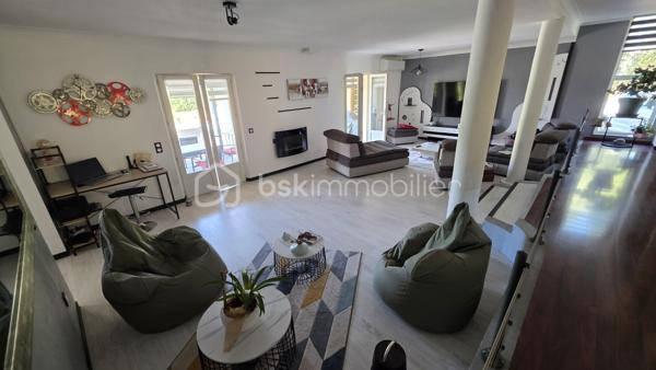 BSK IMMOBILIER – Valérie Barbieri vous propose à la vente, en Exclusivité, cette belle propriété familiale située à Vidauban, au cœur du Var.

À quelques minutes du centre du village et des commodités, découvrez cette charmante maison traditionnelle de plain-pied d'environ 170 m², implantée sur un magnifique terrain de 1 566 m² entièrement clos, arboré et exposé Sud-Ouest.

Nichée dans un environnement calme et recherché, cette propriété offre un cadre de vie privilégié, de beaux volumes et de nombreuses possibilités d'évolution. Aucun travaux à prévoir : vous n'avez plus qu'à poser vos valises !

🌿 VIDAUBAN, UN CADRE DE VIE IDÉAL AU CŒUR DU VAR

Vivre à Vidauban, c'est profiter d'un environnement typiquement provençal tout en bénéficiant d'une situation géographique particulièrement pratique.

La commune offre de nombreuses activités et commodités : commerces, écoles, restaurants, marché, associations, activités sportives et de loisirs, promenades et espaces naturels.

Sa situation permet également de rejoindre rapidement les principaux axes routiers et notamment l'autoroute A8, facilitant les déplacements vers Draguignan, Le Luc, Brignoles ou Fréjus.

Et pour profiter de la Méditerranée, la mer est accessible en environ 30 minutes, ce qui permet de conjuguer facilement vie au calme et escapades sur la Côte d'Azur.

🏡 UNE MAISON FAMILIALE AUX BEAUX VOLUMES

Vous serez séduits par une généreuse pièce de vie lumineuse et conviviale, idéale pour recevoir famille et amis, ainsi que par une cuisine entièrement équipée.

L'espace nuit se compose de 3 chambres, dont une belle suite parentale, offrant confort et intimité.

⭐ UN VÉRITABLE POTENTIEL D'ÉVOLUTION

Les combles aménageables constituent un véritable atout pour cette propriété.

Selon vos besoins et sous réserve des autorisations nécessaires, ils pourront permettre d'imaginer :

la création de chambres supplémentaires ; une salle de jeux ; un bureau ; une salle de loisirs ; ou tout simplement un espace supplémentaire de rangement.

Autre possibilité intéressante : le carport peut être transformé, en tout ou partie, en garage, permettant de créer un espace fermé supplémentaire pour stationner un véhicule ou disposer de davantage de rangement.

🌊 DES EXTÉRIEURS PROPICES À LA DÉTENTE

Le terrain de 1 566 m², entièrement clos et joliment arboré, offre un cadre agréable, verdoyant et préservé.

Vous profiterez d'une belle piscine de 6,10 x 3,30 m avec nage à contre-courant, parfaite pour les journées estivales.

Une pergola bioclimatique vient compléter cet espace extérieur et permet de profiter confortablement de la terrasse en toute saison.

Plusieurs abris de jardin offrent également des espaces de rangement pratiques.

🔑 LES PRESTATIONS: 
3 chambres dont une suite parentale
Cuisine entièrement équipée
Combles aménageables
Carport
Piscine 6,10 x 3,30 m avec nage à contre-courant
Pergola bioclimatique
Climatisation gainable
Fibre
Tout-à-l'égout
Toiture contrôlée et nettoyée récemment
Abris de jardin

❤️ UNE PROPRIÉTÉ COMPLÈTE ET ÉVOLUTIVE! AUCUN TRAVAUX A PREVOIR! 

Cette maison réunit de nombreux critères recherchés : volume, terrain, piscine, calme, prestations de qualité et potentiel d'évolution.

Elle conviendra aussi bien à une famille souhaitant s'installer à l'année qu'à un acquéreur à la recherche d'une résidence secondaire au cœur du Var, à proximité des axes routiers et de la Méditerranée.

Une belle opportunité à découvrir sans tarder ! Une visite s'impose!

📞 Contactez-moi pour plus d'informations et pour organiser votre visite.

Visites possibles tous les jours, week-ends et jours fériés, sur rendez-vous.