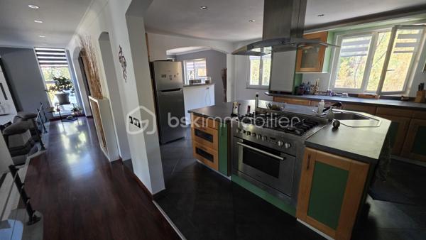 BSK IMMOBILIER – Valérie Barbieri vous propose à la vente, en Exclusivité, cette belle propriété familiale située à Vidauban, au cœur du Var.

À quelques minutes du centre du village et des commodités, découvrez cette charmante maison traditionnelle de plain-pied d'environ 170 m², implantée sur un magnifique terrain de 1 566 m² entièrement clos, arboré et exposé Sud-Ouest.

Nichée dans un environnement calme et recherché, cette propriété offre un cadre de vie privilégié, de beaux volumes et de nombreuses possibilités d'évolution. Aucun travaux à prévoir : vous n'avez plus qu'à poser vos valises !

🌿 VIDAUBAN, UN CADRE DE VIE IDÉAL AU CŒUR DU VAR

Vivre à Vidauban, c'est profiter d'un environnement typiquement provençal tout en bénéficiant d'une situation géographique particulièrement pratique.

La commune offre de nombreuses activités et commodités : commerces, écoles, restaurants, marché, associations, activités sportives et de loisirs, promenades et espaces naturels.

Sa situation permet également de rejoindre rapidement les principaux axes routiers et notamment l'autoroute A8, facilitant les déplacements vers Draguignan, Le Luc, Brignoles ou Fréjus.

Et pour profiter de la Méditerranée, la mer est accessible en environ 30 minutes, ce qui permet de conjuguer facilement vie au calme et escapades sur la Côte d'Azur.

🏡 UNE MAISON FAMILIALE AUX BEAUX VOLUMES

Vous serez séduits par une généreuse pièce de vie lumineuse et conviviale, idéale pour recevoir famille et amis, ainsi que par une cuisine entièrement équipée.

L'espace nuit se compose de 3 chambres, dont une belle suite parentale, offrant confort et intimité.

⭐ UN VÉRITABLE POTENTIEL D'ÉVOLUTION

Les combles aménageables constituent un véritable atout pour cette propriété.

Selon vos besoins et sous réserve des autorisations nécessaires, ils pourront permettre d'imaginer :

la création de chambres supplémentaires ; une salle de jeux ; un bureau ; une salle de loisirs ; ou tout simplement un espace supplémentaire de rangement.

Autre possibilité intéressante : le carport peut être transformé, en tout ou partie, en garage, permettant de créer un espace fermé supplémentaire pour stationner un véhicule ou disposer de davantage de rangement.

🌊 DES EXTÉRIEURS PROPICES À LA DÉTENTE

Le terrain de 1 566 m², entièrement clos et joliment arboré, offre un cadre agréable, verdoyant et préservé.

Vous profiterez d'une belle piscine de 6,10 x 3,30 m avec nage à contre-courant, parfaite pour les journées estivales.

Une pergola bioclimatique vient compléter cet espace extérieur et permet de profiter confortablement de la terrasse en toute saison.

Plusieurs abris de jardin offrent également des espaces de rangement pratiques.

🔑 LES PRESTATIONS: 
3 chambres dont une suite parentale
Cuisine entièrement équipée
Combles aménageables
Carport
Piscine 6,10 x 3,30 m avec nage à contre-courant
Pergola bioclimatique
Climatisation gainable
Fibre
Tout-à-l'égout
Toiture contrôlée et nettoyée récemment
Abris de jardin

❤️ UNE PROPRIÉTÉ COMPLÈTE ET ÉVOLUTIVE! AUCUN TRAVAUX A PREVOIR! 

Cette maison réunit de nombreux critères recherchés : volume, terrain, piscine, calme, prestations de qualité et potentiel d'évolution.

Elle conviendra aussi bien à une famille souhaitant s'installer à l'année qu'à un acquéreur à la recherche d'une résidence secondaire au cœur du Var, à proximité des axes routiers et de la Méditerranée.

Une belle opportunité à découvrir sans tarder ! Une visite s'impose!

📞 Contactez-moi pour plus d'informations et pour organiser votre visite.

Visites possibles tous les jours, week-ends et jours fériés, sur rendez-vous.