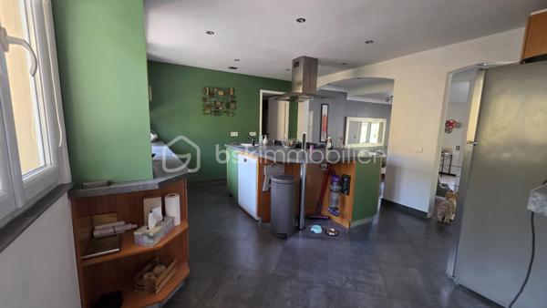 BSK IMMOBILIER – Valérie Barbieri vous propose à la vente, en Exclusivité, cette belle propriété familiale située à Vidauban, au cœur du Var.

À quelques minutes du centre du village et des commodités, découvrez cette charmante maison traditionnelle de plain-pied d'environ 170 m², implantée sur un magnifique terrain de 1 566 m² entièrement clos, arboré et exposé Sud-Ouest.

Nichée dans un environnement calme et recherché, cette propriété offre un cadre de vie privilégié, de beaux volumes et de nombreuses possibilités d'évolution. Aucun travaux à prévoir : vous n'avez plus qu'à poser vos valises !

🌿 VIDAUBAN, UN CADRE DE VIE IDÉAL AU CŒUR DU VAR

Vivre à Vidauban, c'est profiter d'un environnement typiquement provençal tout en bénéficiant d'une situation géographique particulièrement pratique.

La commune offre de nombreuses activités et commodités : commerces, écoles, restaurants, marché, associations, activités sportives et de loisirs, promenades et espaces naturels.

Sa situation permet également de rejoindre rapidement les principaux axes routiers et notamment l'autoroute A8, facilitant les déplacements vers Draguignan, Le Luc, Brignoles ou Fréjus.

Et pour profiter de la Méditerranée, la mer est accessible en environ 30 minutes, ce qui permet de conjuguer facilement vie au calme et escapades sur la Côte d'Azur.

🏡 UNE MAISON FAMILIALE AUX BEAUX VOLUMES

Vous serez séduits par une généreuse pièce de vie lumineuse et conviviale, idéale pour recevoir famille et amis, ainsi que par une cuisine entièrement équipée.

L'espace nuit se compose de 3 chambres, dont une belle suite parentale, offrant confort et intimité.

⭐ UN VÉRITABLE POTENTIEL D'ÉVOLUTION

Les combles aménageables constituent un véritable atout pour cette propriété.

Selon vos besoins et sous réserve des autorisations nécessaires, ils pourront permettre d'imaginer :

la création de chambres supplémentaires ; une salle de jeux ; un bureau ; une salle de loisirs ; ou tout simplement un espace supplémentaire de rangement.

Autre possibilité intéressante : le carport peut être transformé, en tout ou partie, en garage, permettant de créer un espace fermé supplémentaire pour stationner un véhicule ou disposer de davantage de rangement.

🌊 DES EXTÉRIEURS PROPICES À LA DÉTENTE

Le terrain de 1 566 m², entièrement clos et joliment arboré, offre un cadre agréable, verdoyant et préservé.

Vous profiterez d'une belle piscine de 6,10 x 3,30 m avec nage à contre-courant, parfaite pour les journées estivales.

Une pergola bioclimatique vient compléter cet espace extérieur et permet de profiter confortablement de la terrasse en toute saison.

Plusieurs abris de jardin offrent également des espaces de rangement pratiques.

🔑 LES PRESTATIONS: 
3 chambres dont une suite parentale
Cuisine entièrement équipée
Combles aménageables
Carport
Piscine 6,10 x 3,30 m avec nage à contre-courant
Pergola bioclimatique
Climatisation gainable
Fibre
Tout-à-l'égout
Toiture contrôlée et nettoyée récemment
Abris de jardin

❤️ UNE PROPRIÉTÉ COMPLÈTE ET ÉVOLUTIVE! AUCUN TRAVAUX A PREVOIR! 

Cette maison réunit de nombreux critères recherchés : volume, terrain, piscine, calme, prestations de qualité et potentiel d'évolution.

Elle conviendra aussi bien à une famille souhaitant s'installer à l'année qu'à un acquéreur à la recherche d'une résidence secondaire au cœur du Var, à proximité des axes routiers et de la Méditerranée.

Une belle opportunité à découvrir sans tarder ! Une visite s'impose!

📞 Contactez-moi pour plus d'informations et pour organiser votre visite.

Visites possibles tous les jours, week-ends et jours fériés, sur rendez-vous.