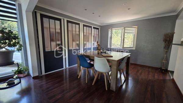 BSK IMMOBILIER – Valérie Barbieri vous propose à la vente, en Exclusivité, cette belle propriété familiale située à Vidauban, au cœur du Var.

À quelques minutes du centre du village et des commodités, découvrez cette charmante maison traditionnelle de plain-pied d'environ 170 m², implantée sur un magnifique terrain de 1 566 m² entièrement clos, arboré et exposé Sud-Ouest.

Nichée dans un environnement calme et recherché, cette propriété offre un cadre de vie privilégié, de beaux volumes et de nombreuses possibilités d'évolution. Aucun travaux à prévoir : vous n'avez plus qu'à poser vos valises !

🌿 VIDAUBAN, UN CADRE DE VIE IDÉAL AU CŒUR DU VAR

Vivre à Vidauban, c'est profiter d'un environnement typiquement provençal tout en bénéficiant d'une situation géographique particulièrement pratique.

La commune offre de nombreuses activités et commodités : commerces, écoles, restaurants, marché, associations, activités sportives et de loisirs, promenades et espaces naturels.

Sa situation permet également de rejoindre rapidement les principaux axes routiers et notamment l'autoroute A8, facilitant les déplacements vers Draguignan, Le Luc, Brignoles ou Fréjus.

Et pour profiter de la Méditerranée, la mer est accessible en environ 30 minutes, ce qui permet de conjuguer facilement vie au calme et escapades sur la Côte d'Azur.

🏡 UNE MAISON FAMILIALE AUX BEAUX VOLUMES

Vous serez séduits par une généreuse pièce de vie lumineuse et conviviale, idéale pour recevoir famille et amis, ainsi que par une cuisine entièrement équipée.

L'espace nuit se compose de 3 chambres, dont une belle suite parentale, offrant confort et intimité.

⭐ UN VÉRITABLE POTENTIEL D'ÉVOLUTION

Les combles aménageables constituent un véritable atout pour cette propriété.

Selon vos besoins et sous réserve des autorisations nécessaires, ils pourront permettre d'imaginer :

la création de chambres supplémentaires ; une salle de jeux ; un bureau ; une salle de loisirs ; ou tout simplement un espace supplémentaire de rangement.

Autre possibilité intéressante : le carport peut être transformé, en tout ou partie, en garage, permettant de créer un espace fermé supplémentaire pour stationner un véhicule ou disposer de davantage de rangement.

🌊 DES EXTÉRIEURS PROPICES À LA DÉTENTE

Le terrain de 1 566 m², entièrement clos et joliment arboré, offre un cadre agréable, verdoyant et préservé.

Vous profiterez d'une belle piscine de 6,10 x 3,30 m avec nage à contre-courant, parfaite pour les journées estivales.

Une pergola bioclimatique vient compléter cet espace extérieur et permet de profiter confortablement de la terrasse en toute saison.

Plusieurs abris de jardin offrent également des espaces de rangement pratiques.

🔑 LES PRESTATIONS: 
3 chambres dont une suite parentale
Cuisine entièrement équipée
Combles aménageables
Carport
Piscine 6,10 x 3,30 m avec nage à contre-courant
Pergola bioclimatique
Climatisation gainable
Fibre
Tout-à-l'égout
Toiture contrôlée et nettoyée récemment
Abris de jardin

❤️ UNE PROPRIÉTÉ COMPLÈTE ET ÉVOLUTIVE! AUCUN TRAVAUX A PREVOIR! 

Cette maison réunit de nombreux critères recherchés : volume, terrain, piscine, calme, prestations de qualité et potentiel d'évolution.

Elle conviendra aussi bien à une famille souhaitant s'installer à l'année qu'à un acquéreur à la recherche d'une résidence secondaire au cœur du Var, à proximité des axes routiers et de la Méditerranée.

Une belle opportunité à découvrir sans tarder ! Une visite s'impose!

📞 Contactez-moi pour plus d'informations et pour organiser votre visite.

Visites possibles tous les jours, week-ends et jours fériés, sur rendez-vous.