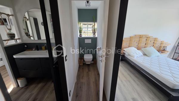 BSK IMMOBILIER – Valérie Barbieri vous propose à la vente, en Exclusivité, cette belle propriété familiale située à Vidauban, au cœur du Var.

À quelques minutes du centre du village et des commodités, découvrez cette charmante maison traditionnelle de plain-pied d'environ 170 m², implantée sur un magnifique terrain de 1 566 m² entièrement clos, arboré et exposé Sud-Ouest.

Nichée dans un environnement calme et recherché, cette propriété offre un cadre de vie privilégié, de beaux volumes et de nombreuses possibilités d'évolution. Aucun travaux à prévoir : vous n'avez plus qu'à poser vos valises !

🌿 VIDAUBAN, UN CADRE DE VIE IDÉAL AU CŒUR DU VAR

Vivre à Vidauban, c'est profiter d'un environnement typiquement provençal tout en bénéficiant d'une situation géographique particulièrement pratique.

La commune offre de nombreuses activités et commodités : commerces, écoles, restaurants, marché, associations, activités sportives et de loisirs, promenades et espaces naturels.

Sa situation permet également de rejoindre rapidement les principaux axes routiers et notamment l'autoroute A8, facilitant les déplacements vers Draguignan, Le Luc, Brignoles ou Fréjus.

Et pour profiter de la Méditerranée, la mer est accessible en environ 30 minutes, ce qui permet de conjuguer facilement vie au calme et escapades sur la Côte d'Azur.

🏡 UNE MAISON FAMILIALE AUX BEAUX VOLUMES

Vous serez séduits par une généreuse pièce de vie lumineuse et conviviale, idéale pour recevoir famille et amis, ainsi que par une cuisine entièrement équipée.

L'espace nuit se compose de 3 chambres, dont une belle suite parentale, offrant confort et intimité.

⭐ UN VÉRITABLE POTENTIEL D'ÉVOLUTION

Les combles aménageables constituent un véritable atout pour cette propriété.

Selon vos besoins et sous réserve des autorisations nécessaires, ils pourront permettre d'imaginer :

la création de chambres supplémentaires ; une salle de jeux ; un bureau ; une salle de loisirs ; ou tout simplement un espace supplémentaire de rangement.

Autre possibilité intéressante : le carport peut être transformé, en tout ou partie, en garage, permettant de créer un espace fermé supplémentaire pour stationner un véhicule ou disposer de davantage de rangement.

🌊 DES EXTÉRIEURS PROPICES À LA DÉTENTE

Le terrain de 1 566 m², entièrement clos et joliment arboré, offre un cadre agréable, verdoyant et préservé.

Vous profiterez d'une belle piscine de 6,10 x 3,30 m avec nage à contre-courant, parfaite pour les journées estivales.

Une pergola bioclimatique vient compléter cet espace extérieur et permet de profiter confortablement de la terrasse en toute saison.

Plusieurs abris de jardin offrent également des espaces de rangement pratiques.

🔑 LES PRESTATIONS: 
3 chambres dont une suite parentale
Cuisine entièrement équipée
Combles aménageables
Carport
Piscine 6,10 x 3,30 m avec nage à contre-courant
Pergola bioclimatique
Climatisation gainable
Fibre
Tout-à-l'égout
Toiture contrôlée et nettoyée récemment
Abris de jardin

❤️ UNE PROPRIÉTÉ COMPLÈTE ET ÉVOLUTIVE! AUCUN TRAVAUX A PREVOIR! 

Cette maison réunit de nombreux critères recherchés : volume, terrain, piscine, calme, prestations de qualité et potentiel d'évolution.

Elle conviendra aussi bien à une famille souhaitant s'installer à l'année qu'à un acquéreur à la recherche d'une résidence secondaire au cœur du Var, à proximité des axes routiers et de la Méditerranée.

Une belle opportunité à découvrir sans tarder ! Une visite s'impose!

📞 Contactez-moi pour plus d'informations et pour organiser votre visite.

Visites possibles tous les jours, week-ends et jours fériés, sur rendez-vous.