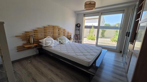 BSK IMMOBILIER – Valérie Barbieri vous propose à la vente, en Exclusivité, cette belle propriété familiale située à Vidauban, au cœur du Var.

À quelques minutes du centre du village et des commodités, découvrez cette charmante maison traditionnelle de plain-pied d'environ 170 m², implantée sur un magnifique terrain de 1 566 m² entièrement clos, arboré et exposé Sud-Ouest.

Nichée dans un environnement calme et recherché, cette propriété offre un cadre de vie privilégié, de beaux volumes et de nombreuses possibilités d'évolution. Aucun travaux à prévoir : vous n'avez plus qu'à poser vos valises !

🌿 VIDAUBAN, UN CADRE DE VIE IDÉAL AU CŒUR DU VAR

Vivre à Vidauban, c'est profiter d'un environnement typiquement provençal tout en bénéficiant d'une situation géographique particulièrement pratique.

La commune offre de nombreuses activités et commodités : commerces, écoles, restaurants, marché, associations, activités sportives et de loisirs, promenades et espaces naturels.

Sa situation permet également de rejoindre rapidement les principaux axes routiers et notamment l'autoroute A8, facilitant les déplacements vers Draguignan, Le Luc, Brignoles ou Fréjus.

Et pour profiter de la Méditerranée, la mer est accessible en environ 30 minutes, ce qui permet de conjuguer facilement vie au calme et escapades sur la Côte d'Azur.

🏡 UNE MAISON FAMILIALE AUX BEAUX VOLUMES

Vous serez séduits par une généreuse pièce de vie lumineuse et conviviale, idéale pour recevoir famille et amis, ainsi que par une cuisine entièrement équipée.

L'espace nuit se compose de 3 chambres, dont une belle suite parentale, offrant confort et intimité.

⭐ UN VÉRITABLE POTENTIEL D'ÉVOLUTION

Les combles aménageables constituent un véritable atout pour cette propriété.

Selon vos besoins et sous réserve des autorisations nécessaires, ils pourront permettre d'imaginer :

la création de chambres supplémentaires ; une salle de jeux ; un bureau ; une salle de loisirs ; ou tout simplement un espace supplémentaire de rangement.

Autre possibilité intéressante : le carport peut être transformé, en tout ou partie, en garage, permettant de créer un espace fermé supplémentaire pour stationner un véhicule ou disposer de davantage de rangement.

🌊 DES EXTÉRIEURS PROPICES À LA DÉTENTE

Le terrain de 1 566 m², entièrement clos et joliment arboré, offre un cadre agréable, verdoyant et préservé.

Vous profiterez d'une belle piscine de 6,10 x 3,30 m avec nage à contre-courant, parfaite pour les journées estivales.

Une pergola bioclimatique vient compléter cet espace extérieur et permet de profiter confortablement de la terrasse en toute saison.

Plusieurs abris de jardin offrent également des espaces de rangement pratiques.

🔑 LES PRESTATIONS: 
3 chambres dont une suite parentale
Cuisine entièrement équipée
Combles aménageables
Carport
Piscine 6,10 x 3,30 m avec nage à contre-courant
Pergola bioclimatique
Climatisation gainable
Fibre
Tout-à-l'égout
Toiture contrôlée et nettoyée récemment
Abris de jardin

❤️ UNE PROPRIÉTÉ COMPLÈTE ET ÉVOLUTIVE! AUCUN TRAVAUX A PREVOIR! 

Cette maison réunit de nombreux critères recherchés : volume, terrain, piscine, calme, prestations de qualité et potentiel d'évolution.

Elle conviendra aussi bien à une famille souhaitant s'installer à l'année qu'à un acquéreur à la recherche d'une résidence secondaire au cœur du Var, à proximité des axes routiers et de la Méditerranée.

Une belle opportunité à découvrir sans tarder ! Une visite s'impose!

📞 Contactez-moi pour plus d'informations et pour organiser votre visite.

Visites possibles tous les jours, week-ends et jours fériés, sur rendez-vous.