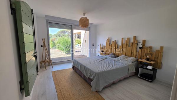 BSK IMMOBILIER – Valérie Barbieri vous propose à la vente, en Exclusivité, cette belle propriété familiale située à Vidauban, au cœur du Var.

À quelques minutes du centre du village et des commodités, découvrez cette charmante maison traditionnelle de plain-pied d'environ 170 m², implantée sur un magnifique terrain de 1 566 m² entièrement clos, arboré et exposé Sud-Ouest.

Nichée dans un environnement calme et recherché, cette propriété offre un cadre de vie privilégié, de beaux volumes et de nombreuses possibilités d'évolution. Aucun travaux à prévoir : vous n'avez plus qu'à poser vos valises !

🌿 VIDAUBAN, UN CADRE DE VIE IDÉAL AU CŒUR DU VAR

Vivre à Vidauban, c'est profiter d'un environnement typiquement provençal tout en bénéficiant d'une situation géographique particulièrement pratique.

La commune offre de nombreuses activités et commodités : commerces, écoles, restaurants, marché, associations, activités sportives et de loisirs, promenades et espaces naturels.

Sa situation permet également de rejoindre rapidement les principaux axes routiers et notamment l'autoroute A8, facilitant les déplacements vers Draguignan, Le Luc, Brignoles ou Fréjus.

Et pour profiter de la Méditerranée, la mer est accessible en environ 30 minutes, ce qui permet de conjuguer facilement vie au calme et escapades sur la Côte d'Azur.

🏡 UNE MAISON FAMILIALE AUX BEAUX VOLUMES

Vous serez séduits par une généreuse pièce de vie lumineuse et conviviale, idéale pour recevoir famille et amis, ainsi que par une cuisine entièrement équipée.

L'espace nuit se compose de 3 chambres, dont une belle suite parentale, offrant confort et intimité.

⭐ UN VÉRITABLE POTENTIEL D'ÉVOLUTION

Les combles aménageables constituent un véritable atout pour cette propriété.

Selon vos besoins et sous réserve des autorisations nécessaires, ils pourront permettre d'imaginer :

la création de chambres supplémentaires ; une salle de jeux ; un bureau ; une salle de loisirs ; ou tout simplement un espace supplémentaire de rangement.

Autre possibilité intéressante : le carport peut être transformé, en tout ou partie, en garage, permettant de créer un espace fermé supplémentaire pour stationner un véhicule ou disposer de davantage de rangement.

🌊 DES EXTÉRIEURS PROPICES À LA DÉTENTE

Le terrain de 1 566 m², entièrement clos et joliment arboré, offre un cadre agréable, verdoyant et préservé.

Vous profiterez d'une belle piscine de 6,10 x 3,30 m avec nage à contre-courant, parfaite pour les journées estivales.

Une pergola bioclimatique vient compléter cet espace extérieur et permet de profiter confortablement de la terrasse en toute saison.

Plusieurs abris de jardin offrent également des espaces de rangement pratiques.

🔑 LES PRESTATIONS: 
3 chambres dont une suite parentale
Cuisine entièrement équipée
Combles aménageables
Carport
Piscine 6,10 x 3,30 m avec nage à contre-courant
Pergola bioclimatique
Climatisation gainable
Fibre
Tout-à-l'égout
Toiture contrôlée et nettoyée récemment
Abris de jardin

❤️ UNE PROPRIÉTÉ COMPLÈTE ET ÉVOLUTIVE! AUCUN TRAVAUX A PREVOIR! 

Cette maison réunit de nombreux critères recherchés : volume, terrain, piscine, calme, prestations de qualité et potentiel d'évolution.

Elle conviendra aussi bien à une famille souhaitant s'installer à l'année qu'à un acquéreur à la recherche d'une résidence secondaire au cœur du Var, à proximité des axes routiers et de la Méditerranée.

Une belle opportunité à découvrir sans tarder ! Une visite s'impose!

📞 Contactez-moi pour plus d'informations et pour organiser votre visite.

Visites possibles tous les jours, week-ends et jours fériés, sur rendez-vous.