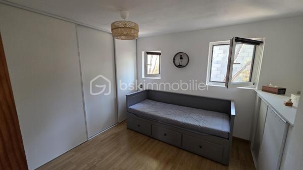 BSK IMMOBILIER – Valérie Barbieri vous propose à la vente, en Exclusivité, cette belle propriété familiale située à Vidauban, au cœur du Var.

À quelques minutes du centre du village et des commodités, découvrez cette charmante maison traditionnelle de plain-pied d'environ 170 m², implantée sur un magnifique terrain de 1 566 m² entièrement clos, arboré et exposé Sud-Ouest.

Nichée dans un environnement calme et recherché, cette propriété offre un cadre de vie privilégié, de beaux volumes et de nombreuses possibilités d'évolution. Aucun travaux à prévoir : vous n'avez plus qu'à poser vos valises !

🌿 VIDAUBAN, UN CADRE DE VIE IDÉAL AU CŒUR DU VAR

Vivre à Vidauban, c'est profiter d'un environnement typiquement provençal tout en bénéficiant d'une situation géographique particulièrement pratique.

La commune offre de nombreuses activités et commodités : commerces, écoles, restaurants, marché, associations, activités sportives et de loisirs, promenades et espaces naturels.

Sa situation permet également de rejoindre rapidement les principaux axes routiers et notamment l'autoroute A8, facilitant les déplacements vers Draguignan, Le Luc, Brignoles ou Fréjus.

Et pour profiter de la Méditerranée, la mer est accessible en environ 30 minutes, ce qui permet de conjuguer facilement vie au calme et escapades sur la Côte d'Azur.

🏡 UNE MAISON FAMILIALE AUX BEAUX VOLUMES

Vous serez séduits par une généreuse pièce de vie lumineuse et conviviale, idéale pour recevoir famille et amis, ainsi que par une cuisine entièrement équipée.

L'espace nuit se compose de 3 chambres, dont une belle suite parentale, offrant confort et intimité.

⭐ UN VÉRITABLE POTENTIEL D'ÉVOLUTION

Les combles aménageables constituent un véritable atout pour cette propriété.

Selon vos besoins et sous réserve des autorisations nécessaires, ils pourront permettre d'imaginer :

la création de chambres supplémentaires ; une salle de jeux ; un bureau ; une salle de loisirs ; ou tout simplement un espace supplémentaire de rangement.

Autre possibilité intéressante : le carport peut être transformé, en tout ou partie, en garage, permettant de créer un espace fermé supplémentaire pour stationner un véhicule ou disposer de davantage de rangement.

🌊 DES EXTÉRIEURS PROPICES À LA DÉTENTE

Le terrain de 1 566 m², entièrement clos et joliment arboré, offre un cadre agréable, verdoyant et préservé.

Vous profiterez d'une belle piscine de 6,10 x 3,30 m avec nage à contre-courant, parfaite pour les journées estivales.

Une pergola bioclimatique vient compléter cet espace extérieur et permet de profiter confortablement de la terrasse en toute saison.

Plusieurs abris de jardin offrent également des espaces de rangement pratiques.

🔑 LES PRESTATIONS: 
3 chambres dont une suite parentale
Cuisine entièrement équipée
Combles aménageables
Carport
Piscine 6,10 x 3,30 m avec nage à contre-courant
Pergola bioclimatique
Climatisation gainable
Fibre
Tout-à-l'égout
Toiture contrôlée et nettoyée récemment
Abris de jardin

❤️ UNE PROPRIÉTÉ COMPLÈTE ET ÉVOLUTIVE! AUCUN TRAVAUX A PREVOIR! 

Cette maison réunit de nombreux critères recherchés : volume, terrain, piscine, calme, prestations de qualité et potentiel d'évolution.

Elle conviendra aussi bien à une famille souhaitant s'installer à l'année qu'à un acquéreur à la recherche d'une résidence secondaire au cœur du Var, à proximité des axes routiers et de la Méditerranée.

Une belle opportunité à découvrir sans tarder ! Une visite s'impose!

📞 Contactez-moi pour plus d'informations et pour organiser votre visite.

Visites possibles tous les jours, week-ends et jours fériés, sur rendez-vous.