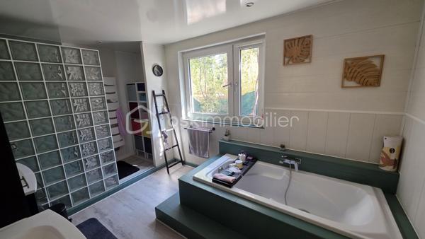 BSK IMMOBILIER – Valérie Barbieri vous propose à la vente, en Exclusivité, cette belle propriété familiale située à Vidauban, au cœur du Var.

À quelques minutes du centre du village et des commodités, découvrez cette charmante maison traditionnelle de plain-pied d'environ 170 m², implantée sur un magnifique terrain de 1 566 m² entièrement clos, arboré et exposé Sud-Ouest.

Nichée dans un environnement calme et recherché, cette propriété offre un cadre de vie privilégié, de beaux volumes et de nombreuses possibilités d'évolution. Aucun travaux à prévoir : vous n'avez plus qu'à poser vos valises !

🌿 VIDAUBAN, UN CADRE DE VIE IDÉAL AU CŒUR DU VAR

Vivre à Vidauban, c'est profiter d'un environnement typiquement provençal tout en bénéficiant d'une situation géographique particulièrement pratique.

La commune offre de nombreuses activités et commodités : commerces, écoles, restaurants, marché, associations, activités sportives et de loisirs, promenades et espaces naturels.

Sa situation permet également de rejoindre rapidement les principaux axes routiers et notamment l'autoroute A8, facilitant les déplacements vers Draguignan, Le Luc, Brignoles ou Fréjus.

Et pour profiter de la Méditerranée, la mer est accessible en environ 30 minutes, ce qui permet de conjuguer facilement vie au calme et escapades sur la Côte d'Azur.

🏡 UNE MAISON FAMILIALE AUX BEAUX VOLUMES

Vous serez séduits par une généreuse pièce de vie lumineuse et conviviale, idéale pour recevoir famille et amis, ainsi que par une cuisine entièrement équipée.

L'espace nuit se compose de 3 chambres, dont une belle suite parentale, offrant confort et intimité.

⭐ UN VÉRITABLE POTENTIEL D'ÉVOLUTION

Les combles aménageables constituent un véritable atout pour cette propriété.

Selon vos besoins et sous réserve des autorisations nécessaires, ils pourront permettre d'imaginer :

la création de chambres supplémentaires ; une salle de jeux ; un bureau ; une salle de loisirs ; ou tout simplement un espace supplémentaire de rangement.

Autre possibilité intéressante : le carport peut être transformé, en tout ou partie, en garage, permettant de créer un espace fermé supplémentaire pour stationner un véhicule ou disposer de davantage de rangement.

🌊 DES EXTÉRIEURS PROPICES À LA DÉTENTE

Le terrain de 1 566 m², entièrement clos et joliment arboré, offre un cadre agréable, verdoyant et préservé.

Vous profiterez d'une belle piscine de 6,10 x 3,30 m avec nage à contre-courant, parfaite pour les journées estivales.

Une pergola bioclimatique vient compléter cet espace extérieur et permet de profiter confortablement de la terrasse en toute saison.

Plusieurs abris de jardin offrent également des espaces de rangement pratiques.

🔑 LES PRESTATIONS: 
3 chambres dont une suite parentale
Cuisine entièrement équipée
Combles aménageables
Carport
Piscine 6,10 x 3,30 m avec nage à contre-courant
Pergola bioclimatique
Climatisation gainable
Fibre
Tout-à-l'égout
Toiture contrôlée et nettoyée récemment
Abris de jardin

❤️ UNE PROPRIÉTÉ COMPLÈTE ET ÉVOLUTIVE! AUCUN TRAVAUX A PREVOIR! 

Cette maison réunit de nombreux critères recherchés : volume, terrain, piscine, calme, prestations de qualité et potentiel d'évolution.

Elle conviendra aussi bien à une famille souhaitant s'installer à l'année qu'à un acquéreur à la recherche d'une résidence secondaire au cœur du Var, à proximité des axes routiers et de la Méditerranée.

Une belle opportunité à découvrir sans tarder ! Une visite s'impose!

📞 Contactez-moi pour plus d'informations et pour organiser votre visite.

Visites possibles tous les jours, week-ends et jours fériés, sur rendez-vous.