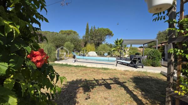 BSK IMMOBILIER – Valérie Barbieri vous propose à la vente, en Exclusivité, cette belle propriété familiale située à Vidauban, au cœur du Var.

À quelques minutes du centre du village et des commodités, découvrez cette charmante maison traditionnelle de plain-pied d'environ 170 m², implantée sur un magnifique terrain de 1 566 m² entièrement clos, arboré et exposé Sud-Ouest.

Nichée dans un environnement calme et recherché, cette propriété offre un cadre de vie privilégié, de beaux volumes et de nombreuses possibilités d'évolution. Aucun travaux à prévoir : vous n'avez plus qu'à poser vos valises !

🌿 VIDAUBAN, UN CADRE DE VIE IDÉAL AU CŒUR DU VAR

Vivre à Vidauban, c'est profiter d'un environnement typiquement provençal tout en bénéficiant d'une situation géographique particulièrement pratique.

La commune offre de nombreuses activités et commodités : commerces, écoles, restaurants, marché, associations, activités sportives et de loisirs, promenades et espaces naturels.

Sa situation permet également de rejoindre rapidement les principaux axes routiers et notamment l'autoroute A8, facilitant les déplacements vers Draguignan, Le Luc, Brignoles ou Fréjus.

Et pour profiter de la Méditerranée, la mer est accessible en environ 30 minutes, ce qui permet de conjuguer facilement vie au calme et escapades sur la Côte d'Azur.

🏡 UNE MAISON FAMILIALE AUX BEAUX VOLUMES

Vous serez séduits par une généreuse pièce de vie lumineuse et conviviale, idéale pour recevoir famille et amis, ainsi que par une cuisine entièrement équipée.

L'espace nuit se compose de 3 chambres, dont une belle suite parentale, offrant confort et intimité.

⭐ UN VÉRITABLE POTENTIEL D'ÉVOLUTION

Les combles aménageables constituent un véritable atout pour cette propriété.

Selon vos besoins et sous réserve des autorisations nécessaires, ils pourront permettre d'imaginer :

la création de chambres supplémentaires ; une salle de jeux ; un bureau ; une salle de loisirs ; ou tout simplement un espace supplémentaire de rangement.

Autre possibilité intéressante : le carport peut être transformé, en tout ou partie, en garage, permettant de créer un espace fermé supplémentaire pour stationner un véhicule ou disposer de davantage de rangement.

🌊 DES EXTÉRIEURS PROPICES À LA DÉTENTE

Le terrain de 1 566 m², entièrement clos et joliment arboré, offre un cadre agréable, verdoyant et préservé.

Vous profiterez d'une belle piscine de 6,10 x 3,30 m avec nage à contre-courant, parfaite pour les journées estivales.

Une pergola bioclimatique vient compléter cet espace extérieur et permet de profiter confortablement de la terrasse en toute saison.

Plusieurs abris de jardin offrent également des espaces de rangement pratiques.

🔑 LES PRESTATIONS: 
3 chambres dont une suite parentale
Cuisine entièrement équipée
Combles aménageables
Carport
Piscine 6,10 x 3,30 m avec nage à contre-courant
Pergola bioclimatique
Climatisation gainable
Fibre
Tout-à-l'égout
Toiture contrôlée et nettoyée récemment
Abris de jardin

❤️ UNE PROPRIÉTÉ COMPLÈTE ET ÉVOLUTIVE! AUCUN TRAVAUX A PREVOIR! 

Cette maison réunit de nombreux critères recherchés : volume, terrain, piscine, calme, prestations de qualité et potentiel d'évolution.

Elle conviendra aussi bien à une famille souhaitant s'installer à l'année qu'à un acquéreur à la recherche d'une résidence secondaire au cœur du Var, à proximité des axes routiers et de la Méditerranée.

Une belle opportunité à découvrir sans tarder ! Une visite s'impose!

📞 Contactez-moi pour plus d'informations et pour organiser votre visite.

Visites possibles tous les jours, week-ends et jours fériés, sur rendez-vous.