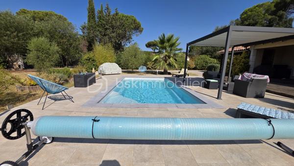 BSK IMMOBILIER – Valérie Barbieri vous propose à la vente, en Exclusivité, cette belle propriété familiale située à Vidauban, au cœur du Var.

À quelques minutes du centre du village et des commodités, découvrez cette charmante maison traditionnelle de plain-pied d'environ 170 m², implantée sur un magnifique terrain de 1 566 m² entièrement clos, arboré et exposé Sud-Ouest.

Nichée dans un environnement calme et recherché, cette propriété offre un cadre de vie privilégié, de beaux volumes et de nombreuses possibilités d'évolution. Aucun travaux à prévoir : vous n'avez plus qu'à poser vos valises !

🌿 VIDAUBAN, UN CADRE DE VIE IDÉAL AU CŒUR DU VAR

Vivre à Vidauban, c'est profiter d'un environnement typiquement provençal tout en bénéficiant d'une situation géographique particulièrement pratique.

La commune offre de nombreuses activités et commodités : commerces, écoles, restaurants, marché, associations, activités sportives et de loisirs, promenades et espaces naturels.

Sa situation permet également de rejoindre rapidement les principaux axes routiers et notamment l'autoroute A8, facilitant les déplacements vers Draguignan, Le Luc, Brignoles ou Fréjus.

Et pour profiter de la Méditerranée, la mer est accessible en environ 30 minutes, ce qui permet de conjuguer facilement vie au calme et escapades sur la Côte d'Azur.

🏡 UNE MAISON FAMILIALE AUX BEAUX VOLUMES

Vous serez séduits par une généreuse pièce de vie lumineuse et conviviale, idéale pour recevoir famille et amis, ainsi que par une cuisine entièrement équipée.

L'espace nuit se compose de 3 chambres, dont une belle suite parentale, offrant confort et intimité.

⭐ UN VÉRITABLE POTENTIEL D'ÉVOLUTION

Les combles aménageables constituent un véritable atout pour cette propriété.

Selon vos besoins et sous réserve des autorisations nécessaires, ils pourront permettre d'imaginer :

la création de chambres supplémentaires ; une salle de jeux ; un bureau ; une salle de loisirs ; ou tout simplement un espace supplémentaire de rangement.

Autre possibilité intéressante : le carport peut être transformé, en tout ou partie, en garage, permettant de créer un espace fermé supplémentaire pour stationner un véhicule ou disposer de davantage de rangement.

🌊 DES EXTÉRIEURS PROPICES À LA DÉTENTE

Le terrain de 1 566 m², entièrement clos et joliment arboré, offre un cadre agréable, verdoyant et préservé.

Vous profiterez d'une belle piscine de 6,10 x 3,30 m avec nage à contre-courant, parfaite pour les journées estivales.

Une pergola bioclimatique vient compléter cet espace extérieur et permet de profiter confortablement de la terrasse en toute saison.

Plusieurs abris de jardin offrent également des espaces de rangement pratiques.

🔑 LES PRESTATIONS: 
3 chambres dont une suite parentale
Cuisine entièrement équipée
Combles aménageables
Carport
Piscine 6,10 x 3,30 m avec nage à contre-courant
Pergola bioclimatique
Climatisation gainable
Fibre
Tout-à-l'égout
Toiture contrôlée et nettoyée récemment
Abris de jardin

❤️ UNE PROPRIÉTÉ COMPLÈTE ET ÉVOLUTIVE! AUCUN TRAVAUX A PREVOIR! 

Cette maison réunit de nombreux critères recherchés : volume, terrain, piscine, calme, prestations de qualité et potentiel d'évolution.

Elle conviendra aussi bien à une famille souhaitant s'installer à l'année qu'à un acquéreur à la recherche d'une résidence secondaire au cœur du Var, à proximité des axes routiers et de la Méditerranée.

Une belle opportunité à découvrir sans tarder ! Une visite s'impose!

📞 Contactez-moi pour plus d'informations et pour organiser votre visite.

Visites possibles tous les jours, week-ends et jours fériés, sur rendez-vous.
