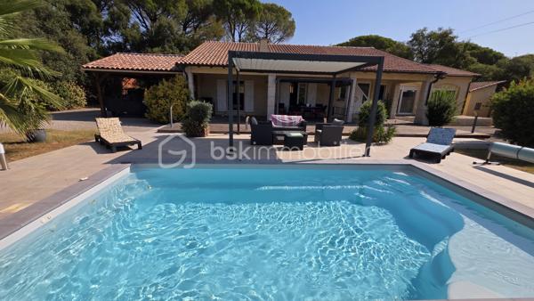 BSK IMMOBILIER – Valérie Barbieri vous propose à la vente, en Exclusivité, cette belle propriété familiale située à Vidauban, au cœur du Var.

À quelques minutes du centre du village et des commodités, découvrez cette charmante maison traditionnelle de plain-pied d'environ 170 m², implantée sur un magnifique terrain de 1 566 m² entièrement clos, arboré et exposé Sud-Ouest.

Nichée dans un environnement calme et recherché, cette propriété offre un cadre de vie privilégié, de beaux volumes et de nombreuses possibilités d'évolution. Aucun travaux à prévoir : vous n'avez plus qu'à poser vos valises !

🌿 VIDAUBAN, UN CADRE DE VIE IDÉAL AU CŒUR DU VAR

Vivre à Vidauban, c'est profiter d'un environnement typiquement provençal tout en bénéficiant d'une situation géographique particulièrement pratique.

La commune offre de nombreuses activités et commodités : commerces, écoles, restaurants, marché, associations, activités sportives et de loisirs, promenades et espaces naturels.

Sa situation permet également de rejoindre rapidement les principaux axes routiers et notamment l'autoroute A8, facilitant les déplacements vers Draguignan, Le Luc, Brignoles ou Fréjus.

Et pour profiter de la Méditerranée, la mer est accessible en environ 30 minutes, ce qui permet de conjuguer facilement vie au calme et escapades sur la Côte d'Azur.

🏡 UNE MAISON FAMILIALE AUX BEAUX VOLUMES

Vous serez séduits par une généreuse pièce de vie lumineuse et conviviale, idéale pour recevoir famille et amis, ainsi que par une cuisine entièrement équipée.

L'espace nuit se compose de 3 chambres, dont une belle suite parentale, offrant confort et intimité.

⭐ UN VÉRITABLE POTENTIEL D'ÉVOLUTION

Les combles aménageables constituent un véritable atout pour cette propriété.

Selon vos besoins et sous réserve des autorisations nécessaires, ils pourront permettre d'imaginer :

la création de chambres supplémentaires ; une salle de jeux ; un bureau ; une salle de loisirs ; ou tout simplement un espace supplémentaire de rangement.

Autre possibilité intéressante : le carport peut être transformé, en tout ou partie, en garage, permettant de créer un espace fermé supplémentaire pour stationner un véhicule ou disposer de davantage de rangement.

🌊 DES EXTÉRIEURS PROPICES À LA DÉTENTE

Le terrain de 1 566 m², entièrement clos et joliment arboré, offre un cadre agréable, verdoyant et préservé.

Vous profiterez d'une belle piscine de 6,10 x 3,30 m avec nage à contre-courant, parfaite pour les journées estivales.

Une pergola bioclimatique vient compléter cet espace extérieur et permet de profiter confortablement de la terrasse en toute saison.

Plusieurs abris de jardin offrent également des espaces de rangement pratiques.

🔑 LES PRESTATIONS: 
3 chambres dont une suite parentale
Cuisine entièrement équipée
Combles aménageables
Carport
Piscine 6,10 x 3,30 m avec nage à contre-courant
Pergola bioclimatique
Climatisation gainable
Fibre
Tout-à-l'égout
Toiture contrôlée et nettoyée récemment
Abris de jardin

❤️ UNE PROPRIÉTÉ COMPLÈTE ET ÉVOLUTIVE! AUCUN TRAVAUX A PREVOIR! 

Cette maison réunit de nombreux critères recherchés : volume, terrain, piscine, calme, prestations de qualité et potentiel d'évolution.

Elle conviendra aussi bien à une famille souhaitant s'installer à l'année qu'à un acquéreur à la recherche d'une résidence secondaire au cœur du Var, à proximité des axes routiers et de la Méditerranée.

Une belle opportunité à découvrir sans tarder ! Une visite s'impose!

📞 Contactez-moi pour plus d'informations et pour organiser votre visite.

Visites possibles tous les jours, week-ends et jours fériés, sur rendez-vous.