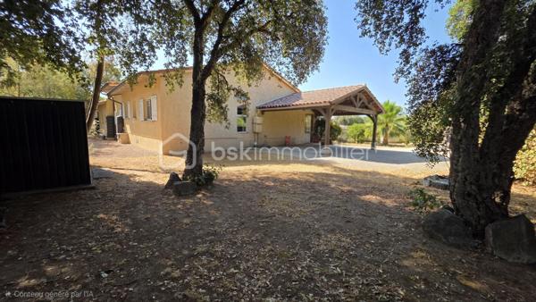 BSK IMMOBILIER – Valérie Barbieri vous propose à la vente, en Exclusivité, cette belle propriété familiale située à Vidauban, au cœur du Var.

À quelques minutes du centre du village et des commodités, découvrez cette charmante maison traditionnelle de plain-pied d'environ 170 m², implantée sur un magnifique terrain de 1 566 m² entièrement clos, arboré et exposé Sud-Ouest.

Nichée dans un environnement calme et recherché, cette propriété offre un cadre de vie privilégié, de beaux volumes et de nombreuses possibilités d'évolution. Aucun travaux à prévoir : vous n'avez plus qu'à poser vos valises !

🌿 VIDAUBAN, UN CADRE DE VIE IDÉAL AU CŒUR DU VAR

Vivre à Vidauban, c'est profiter d'un environnement typiquement provençal tout en bénéficiant d'une situation géographique particulièrement pratique.

La commune offre de nombreuses activités et commodités : commerces, écoles, restaurants, marché, associations, activités sportives et de loisirs, promenades et espaces naturels.

Sa situation permet également de rejoindre rapidement les principaux axes routiers et notamment l'autoroute A8, facilitant les déplacements vers Draguignan, Le Luc, Brignoles ou Fréjus.

Et pour profiter de la Méditerranée, la mer est accessible en environ 30 minutes, ce qui permet de conjuguer facilement vie au calme et escapades sur la Côte d'Azur.

🏡 UNE MAISON FAMILIALE AUX BEAUX VOLUMES

Vous serez séduits par une généreuse pièce de vie lumineuse et conviviale, idéale pour recevoir famille et amis, ainsi que par une cuisine entièrement équipée.

L'espace nuit se compose de 3 chambres, dont une belle suite parentale, offrant confort et intimité.

⭐ UN VÉRITABLE POTENTIEL D'ÉVOLUTION

Les combles aménageables constituent un véritable atout pour cette propriété.

Selon vos besoins et sous réserve des autorisations nécessaires, ils pourront permettre d'imaginer :

la création de chambres supplémentaires ; une salle de jeux ; un bureau ; une salle de loisirs ; ou tout simplement un espace supplémentaire de rangement.

Autre possibilité intéressante : le carport peut être transformé, en tout ou partie, en garage, permettant de créer un espace fermé supplémentaire pour stationner un véhicule ou disposer de davantage de rangement.

🌊 DES EXTÉRIEURS PROPICES À LA DÉTENTE

Le terrain de 1 566 m², entièrement clos et joliment arboré, offre un cadre agréable, verdoyant et préservé.

Vous profiterez d'une belle piscine de 6,10 x 3,30 m avec nage à contre-courant, parfaite pour les journées estivales.

Une pergola bioclimatique vient compléter cet espace extérieur et permet de profiter confortablement de la terrasse en toute saison.

Plusieurs abris de jardin offrent également des espaces de rangement pratiques.

🔑 LES PRESTATIONS: 
3 chambres dont une suite parentale
Cuisine entièrement équipée
Combles aménageables
Carport
Piscine 6,10 x 3,30 m avec nage à contre-courant
Pergola bioclimatique
Climatisation gainable
Fibre
Tout-à-l'égout
Toiture contrôlée et nettoyée récemment
Abris de jardin

❤️ UNE PROPRIÉTÉ COMPLÈTE ET ÉVOLUTIVE! AUCUN TRAVAUX A PREVOIR! 

Cette maison réunit de nombreux critères recherchés : volume, terrain, piscine, calme, prestations de qualité et potentiel d'évolution.

Elle conviendra aussi bien à une famille souhaitant s'installer à l'année qu'à un acquéreur à la recherche d'une résidence secondaire au cœur du Var, à proximité des axes routiers et de la Méditerranée.

Une belle opportunité à découvrir sans tarder ! Une visite s'impose!

📞 Contactez-moi pour plus d'informations et pour organiser votre visite.

Visites possibles tous les jours, week-ends et jours fériés, sur rendez-vous.