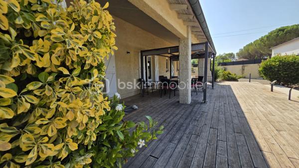 BSK IMMOBILIER – Valérie Barbieri vous propose à la vente, en Exclusivité, cette belle propriété familiale située à Vidauban, au cœur du Var.

À quelques minutes du centre du village et des commodités, découvrez cette charmante maison traditionnelle de plain-pied d'environ 170 m², implantée sur un magnifique terrain de 1 566 m² entièrement clos, arboré et exposé Sud-Ouest.

Nichée dans un environnement calme et recherché, cette propriété offre un cadre de vie privilégié, de beaux volumes et de nombreuses possibilités d'évolution. Aucun travaux à prévoir : vous n'avez plus qu'à poser vos valises !

🌿 VIDAUBAN, UN CADRE DE VIE IDÉAL AU CŒUR DU VAR

Vivre à Vidauban, c'est profiter d'un environnement typiquement provençal tout en bénéficiant d'une situation géographique particulièrement pratique.

La commune offre de nombreuses activités et commodités : commerces, écoles, restaurants, marché, associations, activités sportives et de loisirs, promenades et espaces naturels.

Sa situation permet également de rejoindre rapidement les principaux axes routiers et notamment l'autoroute A8, facilitant les déplacements vers Draguignan, Le Luc, Brignoles ou Fréjus.

Et pour profiter de la Méditerranée, la mer est accessible en environ 30 minutes, ce qui permet de conjuguer facilement vie au calme et escapades sur la Côte d'Azur.

🏡 UNE MAISON FAMILIALE AUX BEAUX VOLUMES

Vous serez séduits par une généreuse pièce de vie lumineuse et conviviale, idéale pour recevoir famille et amis, ainsi que par une cuisine entièrement équipée.

L'espace nuit se compose de 3 chambres, dont une belle suite parentale, offrant confort et intimité.

⭐ UN VÉRITABLE POTENTIEL D'ÉVOLUTION

Les combles aménageables constituent un véritable atout pour cette propriété.

Selon vos besoins et sous réserve des autorisations nécessaires, ils pourront permettre d'imaginer :

la création de chambres supplémentaires ; une salle de jeux ; un bureau ; une salle de loisirs ; ou tout simplement un espace supplémentaire de rangement.

Autre possibilité intéressante : le carport peut être transformé, en tout ou partie, en garage, permettant de créer un espace fermé supplémentaire pour stationner un véhicule ou disposer de davantage de rangement.

🌊 DES EXTÉRIEURS PROPICES À LA DÉTENTE

Le terrain de 1 566 m², entièrement clos et joliment arboré, offre un cadre agréable, verdoyant et préservé.

Vous profiterez d'une belle piscine de 6,10 x 3,30 m avec nage à contre-courant, parfaite pour les journées estivales.

Une pergola bioclimatique vient compléter cet espace extérieur et permet de profiter confortablement de la terrasse en toute saison.

Plusieurs abris de jardin offrent également des espaces de rangement pratiques.

🔑 LES PRESTATIONS: 
3 chambres dont une suite parentale
Cuisine entièrement équipée
Combles aménageables
Carport
Piscine 6,10 x 3,30 m avec nage à contre-courant
Pergola bioclimatique
Climatisation gainable
Fibre
Tout-à-l'égout
Toiture contrôlée et nettoyée récemment
Abris de jardin

❤️ UNE PROPRIÉTÉ COMPLÈTE ET ÉVOLUTIVE! AUCUN TRAVAUX A PREVOIR! 

Cette maison réunit de nombreux critères recherchés : volume, terrain, piscine, calme, prestations de qualité et potentiel d'évolution.

Elle conviendra aussi bien à une famille souhaitant s'installer à l'année qu'à un acquéreur à la recherche d'une résidence secondaire au cœur du Var, à proximité des axes routiers et de la Méditerranée.

Une belle opportunité à découvrir sans tarder ! Une visite s'impose!

📞 Contactez-moi pour plus d'informations et pour organiser votre visite.

Visites possibles tous les jours, week-ends et jours fériés, sur rendez-vous.