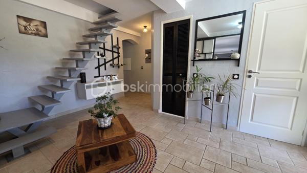 BSK IMMOBILIER – Valérie Barbieri vous propose à la vente, en Exclusivité, cette belle propriété familiale située à Vidauban, au cœur du Var.

À quelques minutes du centre du village et des commodités, découvrez cette charmante maison traditionnelle de plain-pied d'environ 170 m², implantée sur un magnifique terrain de 1 566 m² entièrement clos, arboré et exposé Sud-Ouest.

Nichée dans un environnement calme et recherché, cette propriété offre un cadre de vie privilégié, de beaux volumes et de nombreuses possibilités d'évolution. Aucun travaux à prévoir : vous n'avez plus qu'à poser vos valises !

🌿 VIDAUBAN, UN CADRE DE VIE IDÉAL AU CŒUR DU VAR

Vivre à Vidauban, c'est profiter d'un environnement typiquement provençal tout en bénéficiant d'une situation géographique particulièrement pratique.

La commune offre de nombreuses activités et commodités : commerces, écoles, restaurants, marché, associations, activités sportives et de loisirs, promenades et espaces naturels.

Sa situation permet également de rejoindre rapidement les principaux axes routiers et notamment l'autoroute A8, facilitant les déplacements vers Draguignan, Le Luc, Brignoles ou Fréjus.

Et pour profiter de la Méditerranée, la mer est accessible en environ 30 minutes, ce qui permet de conjuguer facilement vie au calme et escapades sur la Côte d'Azur.

🏡 UNE MAISON FAMILIALE AUX BEAUX VOLUMES

Vous serez séduits par une généreuse pièce de vie lumineuse et conviviale, idéale pour recevoir famille et amis, ainsi que par une cuisine entièrement équipée.

L'espace nuit se compose de 3 chambres, dont une belle suite parentale, offrant confort et intimité.

⭐ UN VÉRITABLE POTENTIEL D'ÉVOLUTION

Les combles aménageables constituent un véritable atout pour cette propriété.

Selon vos besoins et sous réserve des autorisations nécessaires, ils pourront permettre d'imaginer :

la création de chambres supplémentaires ; une salle de jeux ; un bureau ; une salle de loisirs ; ou tout simplement un espace supplémentaire de rangement.

Autre possibilité intéressante : le carport peut être transformé, en tout ou partie, en garage, permettant de créer un espace fermé supplémentaire pour stationner un véhicule ou disposer de davantage de rangement.

🌊 DES EXTÉRIEURS PROPICES À LA DÉTENTE

Le terrain de 1 566 m², entièrement clos et joliment arboré, offre un cadre agréable, verdoyant et préservé.

Vous profiterez d'une belle piscine de 6,10 x 3,30 m avec nage à contre-courant, parfaite pour les journées estivales.

Une pergola bioclimatique vient compléter cet espace extérieur et permet de profiter confortablement de la terrasse en toute saison.

Plusieurs abris de jardin offrent également des espaces de rangement pratiques.

🔑 LES PRESTATIONS: 
3 chambres dont une suite parentale
Cuisine entièrement équipée
Combles aménageables
Carport
Piscine 6,10 x 3,30 m avec nage à contre-courant
Pergola bioclimatique
Climatisation gainable
Fibre
Tout-à-l'égout
Toiture contrôlée et nettoyée récemment
Abris de jardin

❤️ UNE PROPRIÉTÉ COMPLÈTE ET ÉVOLUTIVE! AUCUN TRAVAUX A PREVOIR! 

Cette maison réunit de nombreux critères recherchés : volume, terrain, piscine, calme, prestations de qualité et potentiel d'évolution.

Elle conviendra aussi bien à une famille souhaitant s'installer à l'année qu'à un acquéreur à la recherche d'une résidence secondaire au cœur du Var, à proximité des axes routiers et de la Méditerranée.

Une belle opportunité à découvrir sans tarder ! Une visite s'impose!

📞 Contactez-moi pour plus d'informations et pour organiser votre visite.

Visites possibles tous les jours, week-ends et jours fériés, sur rendez-vous.