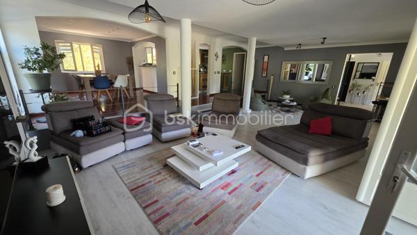 BSK IMMOBILIER – Valérie Barbieri vous propose à la vente, en Exclusivité, cette belle propriété familiale située à Vidauban, au cœur du Var.

À quelques minutes du centre du village et des commodités, découvrez cette charmante maison traditionnelle de plain-pied d'environ 170 m², implantée sur un magnifique terrain de 1 566 m² entièrement clos, arboré et exposé Sud-Ouest.

Nichée dans un environnement calme et recherché, cette propriété offre un cadre de vie privilégié, de beaux volumes et de nombreuses possibilités d'évolution. Aucun travaux à prévoir : vous n'avez plus qu'à poser vos valises !

🌿 VIDAUBAN, UN CADRE DE VIE IDÉAL AU CŒUR DU VAR

Vivre à Vidauban, c'est profiter d'un environnement typiquement provençal tout en bénéficiant d'une situation géographique particulièrement pratique.

La commune offre de nombreuses activités et commodités : commerces, écoles, restaurants, marché, associations, activités sportives et de loisirs, promenades et espaces naturels.

Sa situation permet également de rejoindre rapidement les principaux axes routiers et notamment l'autoroute A8, facilitant les déplacements vers Draguignan, Le Luc, Brignoles ou Fréjus.

Et pour profiter de la Méditerranée, la mer est accessible en environ 30 minutes, ce qui permet de conjuguer facilement vie au calme et escapades sur la Côte d'Azur.

🏡 UNE MAISON FAMILIALE AUX BEAUX VOLUMES

Vous serez séduits par une généreuse pièce de vie lumineuse et conviviale, idéale pour recevoir famille et amis, ainsi que par une cuisine entièrement équipée.

L'espace nuit se compose de 3 chambres, dont une belle suite parentale, offrant confort et intimité.

⭐ UN VÉRITABLE POTENTIEL D'ÉVOLUTION

Les combles aménageables constituent un véritable atout pour cette propriété.

Selon vos besoins et sous réserve des autorisations nécessaires, ils pourront permettre d'imaginer :

la création de chambres supplémentaires ; une salle de jeux ; un bureau ; une salle de loisirs ; ou tout simplement un espace supplémentaire de rangement.

Autre possibilité intéressante : le carport peut être transformé, en tout ou partie, en garage, permettant de créer un espace fermé supplémentaire pour stationner un véhicule ou disposer de davantage de rangement.

🌊 DES EXTÉRIEURS PROPICES À LA DÉTENTE

Le terrain de 1 566 m², entièrement clos et joliment arboré, offre un cadre agréable, verdoyant et préservé.

Vous profiterez d'une belle piscine de 6,10 x 3,30 m avec nage à contre-courant, parfaite pour les journées estivales.

Une pergola bioclimatique vient compléter cet espace extérieur et permet de profiter confortablement de la terrasse en toute saison.

Plusieurs abris de jardin offrent également des espaces de rangement pratiques.

🔑 LES PRESTATIONS: 
3 chambres dont une suite parentale
Cuisine entièrement équipée
Combles aménageables
Carport
Piscine 6,10 x 3,30 m avec nage à contre-courant
Pergola bioclimatique
Climatisation gainable
Fibre
Tout-à-l'égout
Toiture contrôlée et nettoyée récemment
Abris de jardin

❤️ UNE PROPRIÉTÉ COMPLÈTE ET ÉVOLUTIVE! AUCUN TRAVAUX A PREVOIR! 

Cette maison réunit de nombreux critères recherchés : volume, terrain, piscine, calme, prestations de qualité et potentiel d'évolution.

Elle conviendra aussi bien à une famille souhaitant s'installer à l'année qu'à un acquéreur à la recherche d'une résidence secondaire au cœur du Var, à proximité des axes routiers et de la Méditerranée.

Une belle opportunité à découvrir sans tarder ! Une visite s'impose!

📞 Contactez-moi pour plus d'informations et pour organiser votre visite.

Visites possibles tous les jours, week-ends et jours fériés, sur rendez-vous.