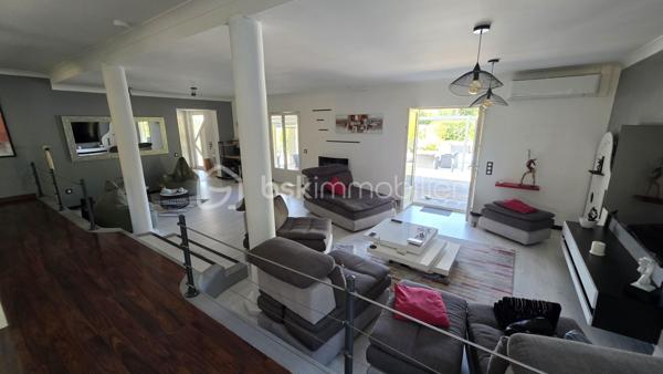 BSK IMMOBILIER – Valérie Barbieri vous propose à la vente, en Exclusivité, cette belle propriété familiale située à Vidauban, au cœur du Var.

À quelques minutes du centre du village et des commodités, découvrez cette charmante maison traditionnelle de plain-pied d'environ 170 m², implantée sur un magnifique terrain de 1 566 m² entièrement clos, arboré et exposé Sud-Ouest.

Nichée dans un environnement calme et recherché, cette propriété offre un cadre de vie privilégié, de beaux volumes et de nombreuses possibilités d'évolution. Aucun travaux à prévoir : vous n'avez plus qu'à poser vos valises !

🌿 VIDAUBAN, UN CADRE DE VIE IDÉAL AU CŒUR DU VAR

Vivre à Vidauban, c'est profiter d'un environnement typiquement provençal tout en bénéficiant d'une situation géographique particulièrement pratique.

La commune offre de nombreuses activités et commodités : commerces, écoles, restaurants, marché, associations, activités sportives et de loisirs, promenades et espaces naturels.

Sa situation permet également de rejoindre rapidement les principaux axes routiers et notamment l'autoroute A8, facilitant les déplacements vers Draguignan, Le Luc, Brignoles ou Fréjus.

Et pour profiter de la Méditerranée, la mer est accessible en environ 30 minutes, ce qui permet de conjuguer facilement vie au calme et escapades sur la Côte d'Azur.

🏡 UNE MAISON FAMILIALE AUX BEAUX VOLUMES

Vous serez séduits par une généreuse pièce de vie lumineuse et conviviale, idéale pour recevoir famille et amis, ainsi que par une cuisine entièrement équipée.

L'espace nuit se compose de 3 chambres, dont une belle suite parentale, offrant confort et intimité.

⭐ UN VÉRITABLE POTENTIEL D'ÉVOLUTION

Les combles aménageables constituent un véritable atout pour cette propriété.

Selon vos besoins et sous réserve des autorisations nécessaires, ils pourront permettre d'imaginer :

la création de chambres supplémentaires ; une salle de jeux ; un bureau ; une salle de loisirs ; ou tout simplement un espace supplémentaire de rangement.

Autre possibilité intéressante : le carport peut être transformé, en tout ou partie, en garage, permettant de créer un espace fermé supplémentaire pour stationner un véhicule ou disposer de davantage de rangement.

🌊 DES EXTÉRIEURS PROPICES À LA DÉTENTE

Le terrain de 1 566 m², entièrement clos et joliment arboré, offre un cadre agréable, verdoyant et préservé.

Vous profiterez d'une belle piscine de 6,10 x 3,30 m avec nage à contre-courant, parfaite pour les journées estivales.

Une pergola bioclimatique vient compléter cet espace extérieur et permet de profiter confortablement de la terrasse en toute saison.

Plusieurs abris de jardin offrent également des espaces de rangement pratiques.

🔑 LES PRESTATIONS: 
3 chambres dont une suite parentale
Cuisine entièrement équipée
Combles aménageables
Carport
Piscine 6,10 x 3,30 m avec nage à contre-courant
Pergola bioclimatique
Climatisation gainable
Fibre
Tout-à-l'égout
Toiture contrôlée et nettoyée récemment
Abris de jardin

❤️ UNE PROPRIÉTÉ COMPLÈTE ET ÉVOLUTIVE! AUCUN TRAVAUX A PREVOIR! 

Cette maison réunit de nombreux critères recherchés : volume, terrain, piscine, calme, prestations de qualité et potentiel d'évolution.

Elle conviendra aussi bien à une famille souhaitant s'installer à l'année qu'à un acquéreur à la recherche d'une résidence secondaire au cœur du Var, à proximité des axes routiers et de la Méditerranée.

Une belle opportunité à découvrir sans tarder ! Une visite s'impose!

📞 Contactez-moi pour plus d'informations et pour organiser votre visite.

Visites possibles tous les jours, week-ends et jours fériés, sur rendez-vous.